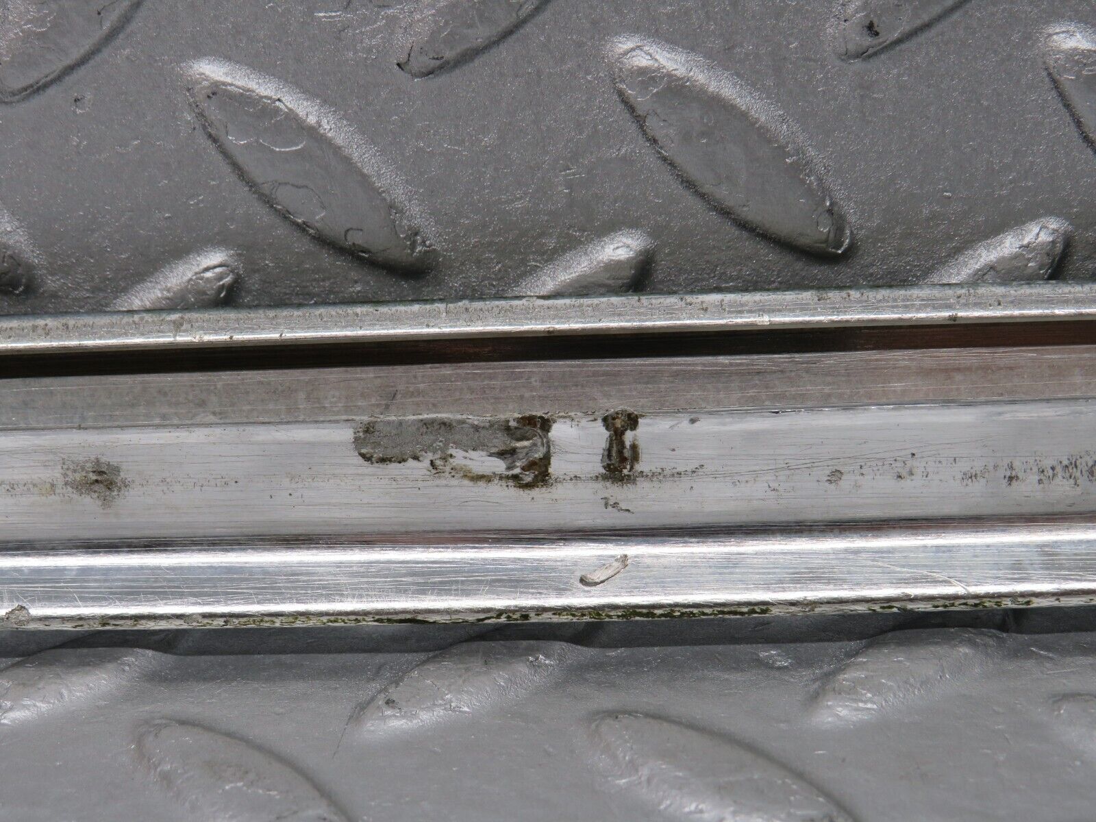 39107 Mercedes-Benz R107 500SL Right Door Chrome Trim