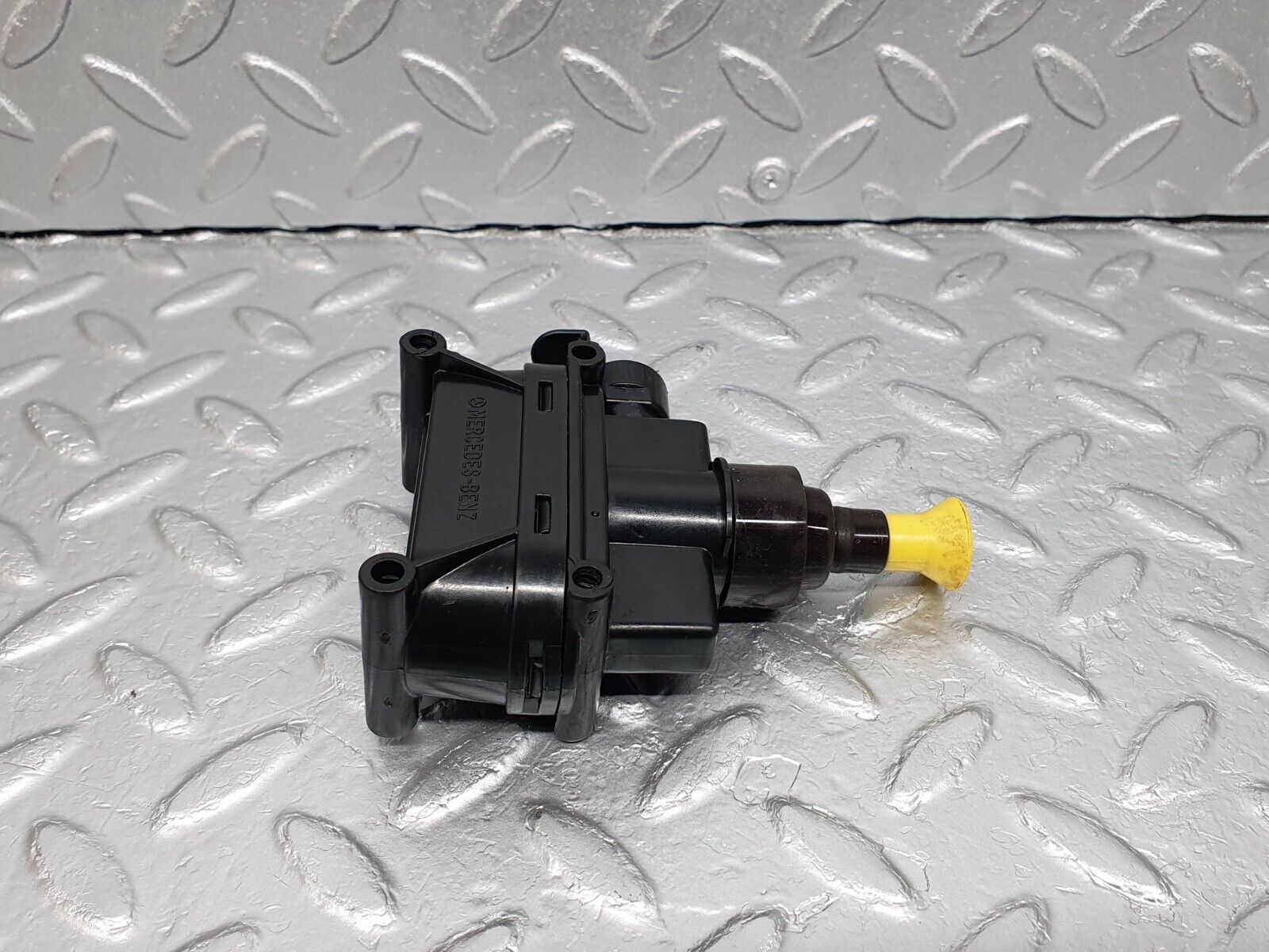 41666 Mercedes-Benz W124 200E Trunk Lock Vacuum Actuator