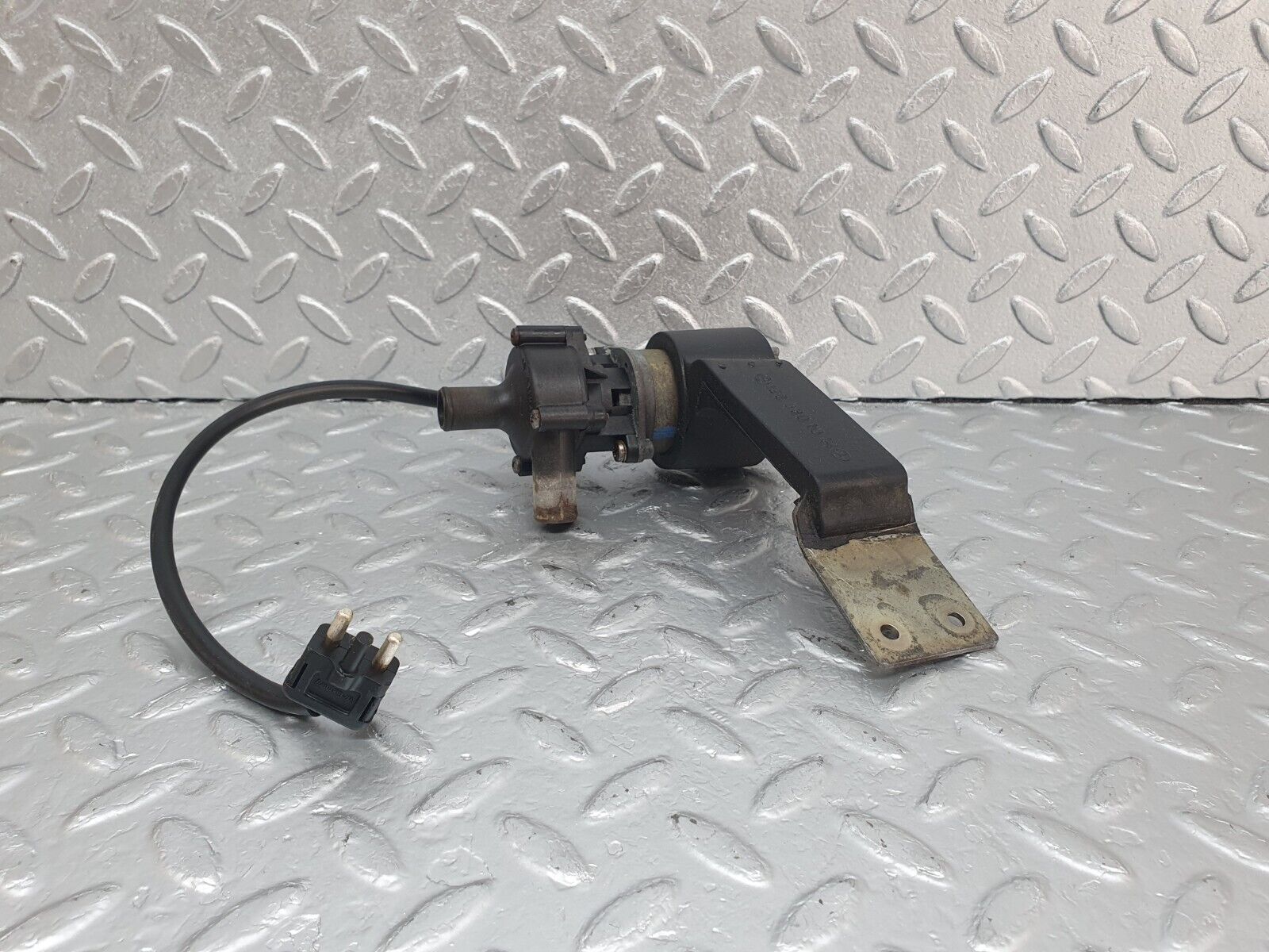 43681 Mercedes-Benz C126 380SEC Coupe Auxiliary Heating Water Pump 1268301014