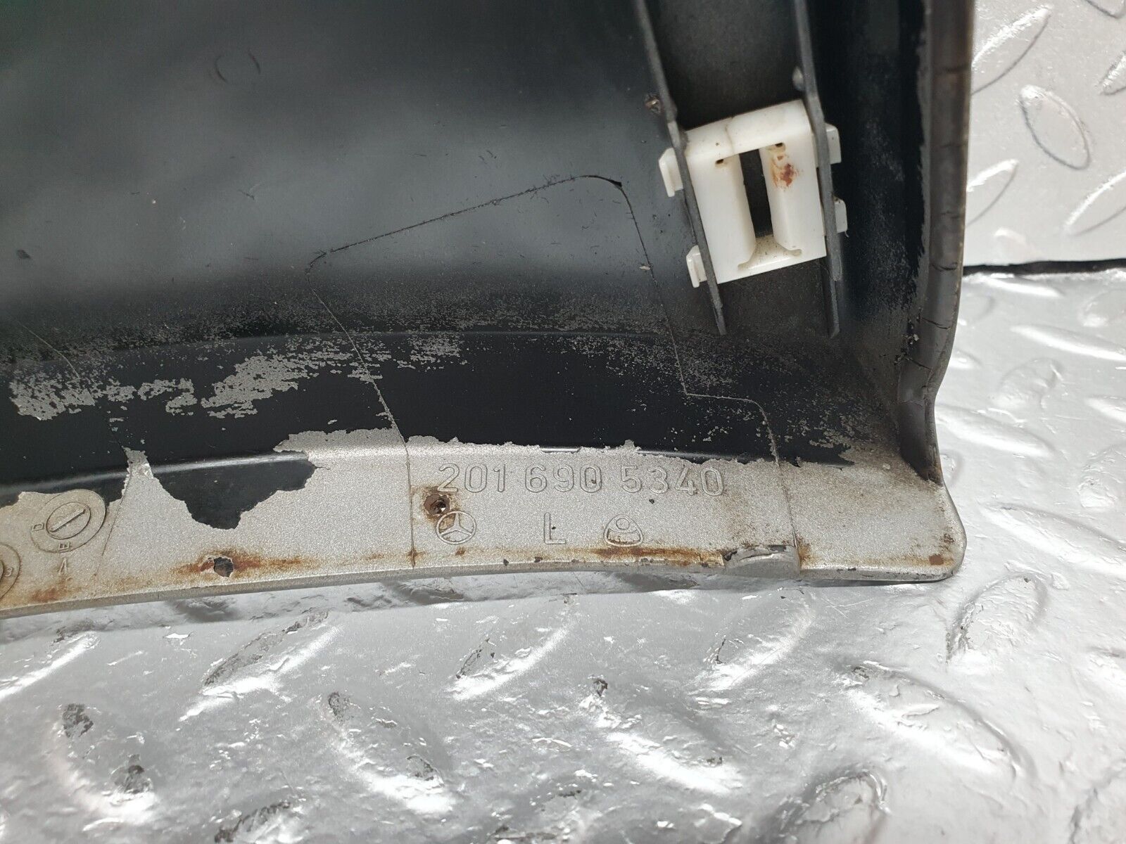 42732 Mercedes-Benz W201 190 2.0L Front Left Fender Wing Moulding Trim 2016905340