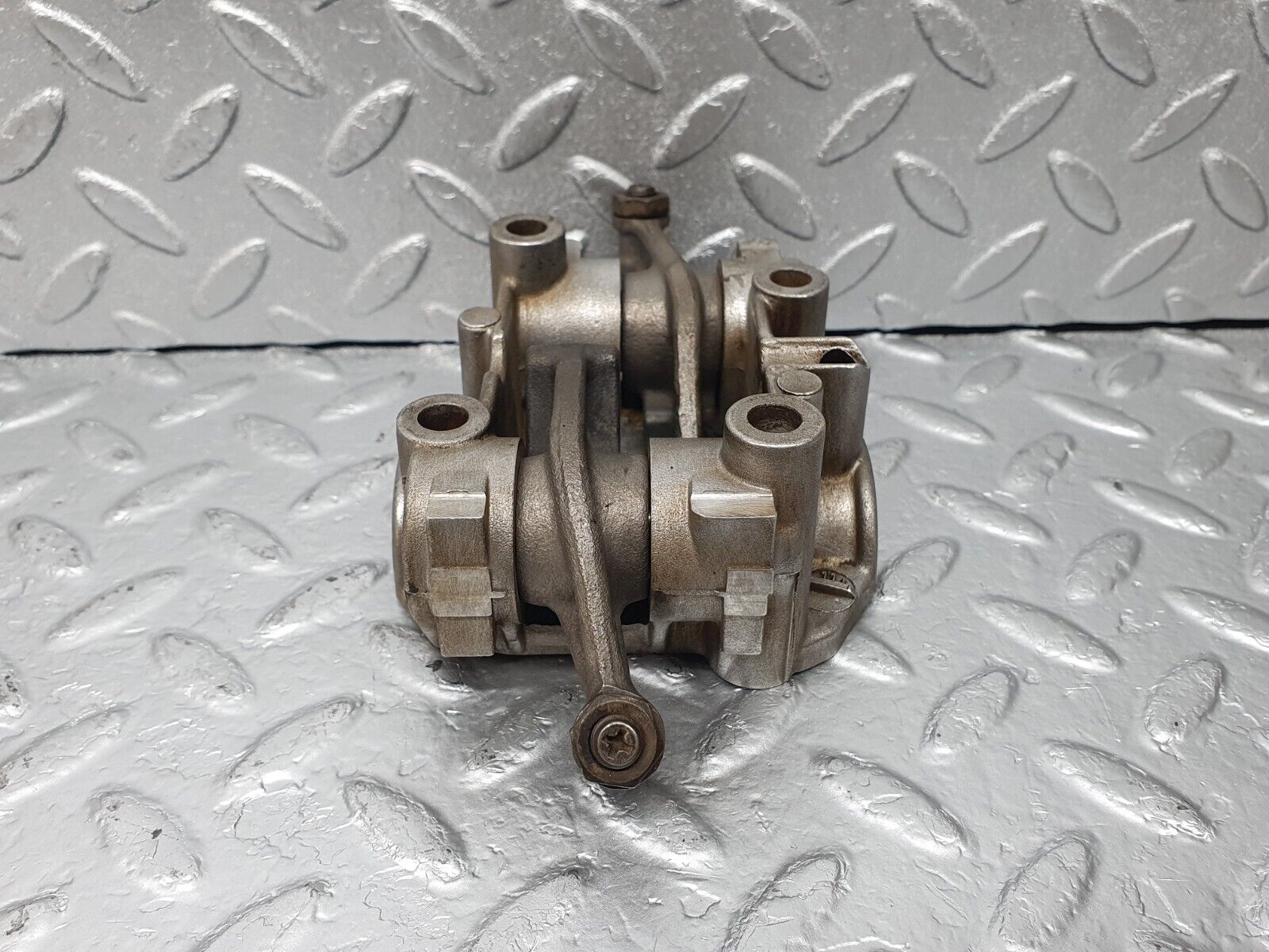 44010 Mercedes-Benz C123 230CE Rocker Arms Camshaft Bearing Block 1020512110