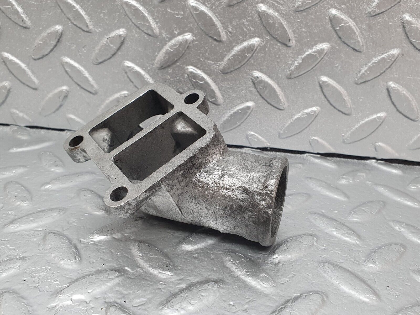 43556 Mercedes-Benz C126 380SEC Coupe Water Pump Flange 1172010103