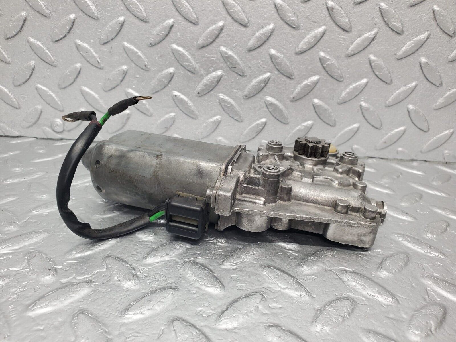 30309 Mercedes-Benz W124 230E Window Regulator Motor Right Bosch 0130821285