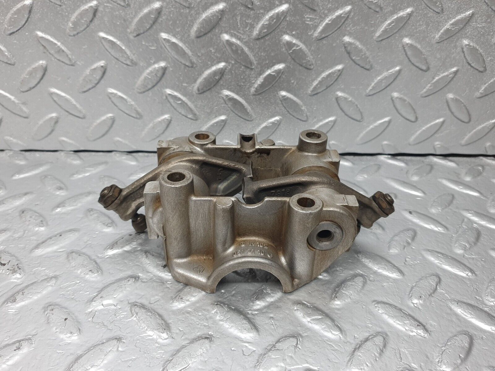 44010 Mercedes-Benz C123 230CE Rocker Arms Camshaft Bearing Block 1020512110