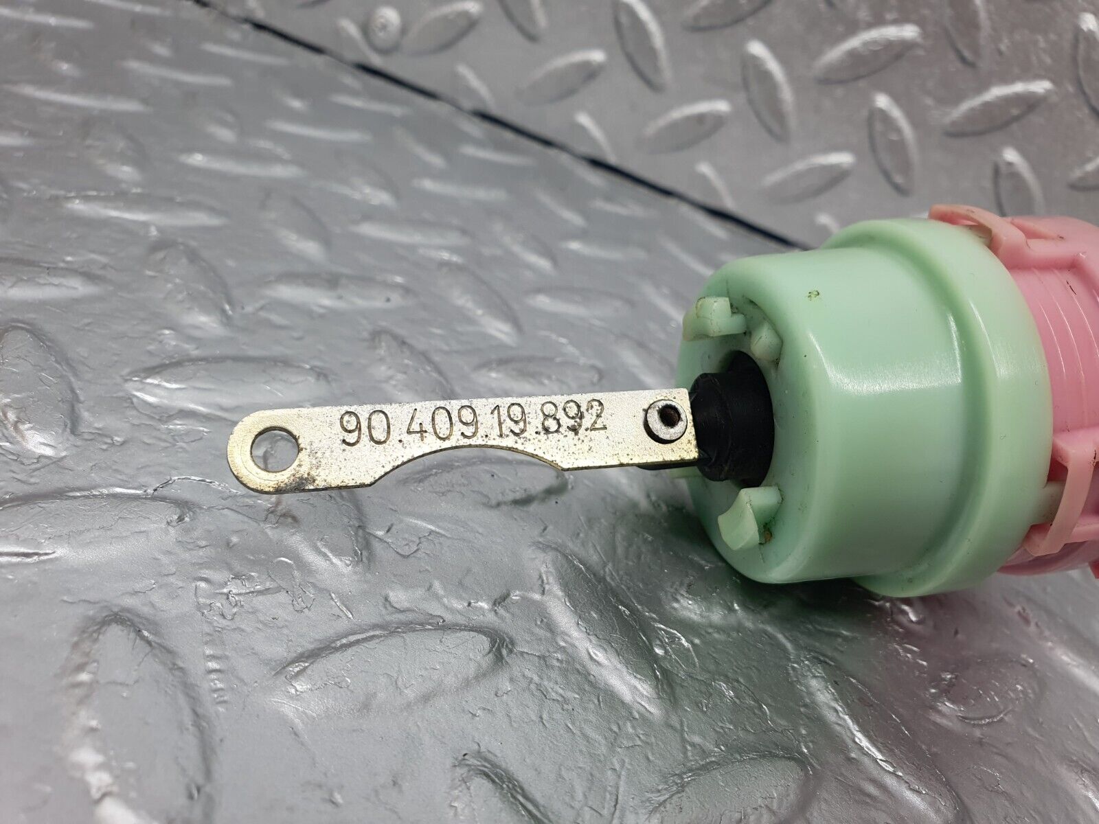 43538 Mercedes-Benz C126 380SEC Coupe Heater Box Vacuum Actuator 90.620.00.070