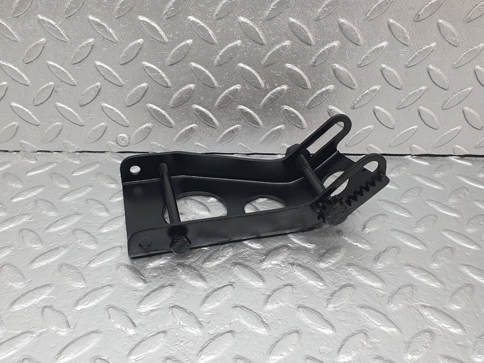 43552 Mercedes-Benz C126 380SEC Coupe Alternator Generator Bracket