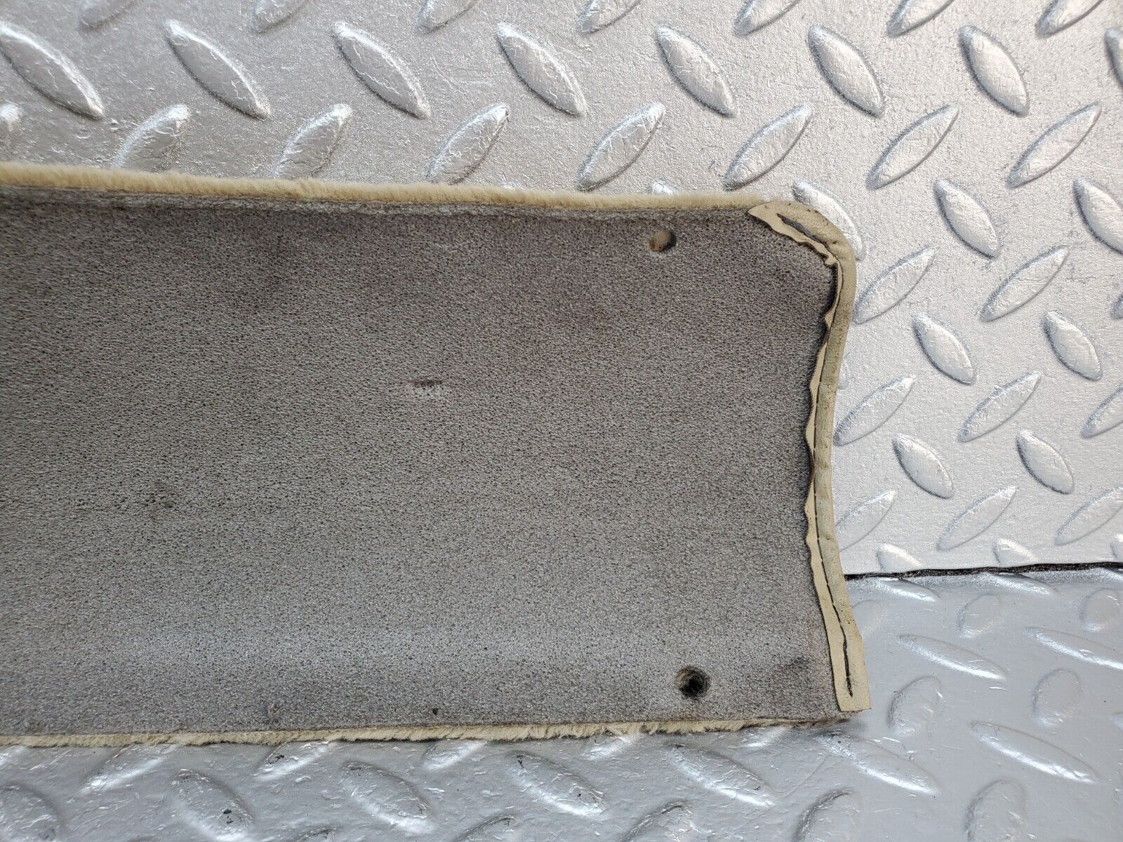 45696 Mercedes-Benz W126 420SE Front Right Door Sill Carpet Beige