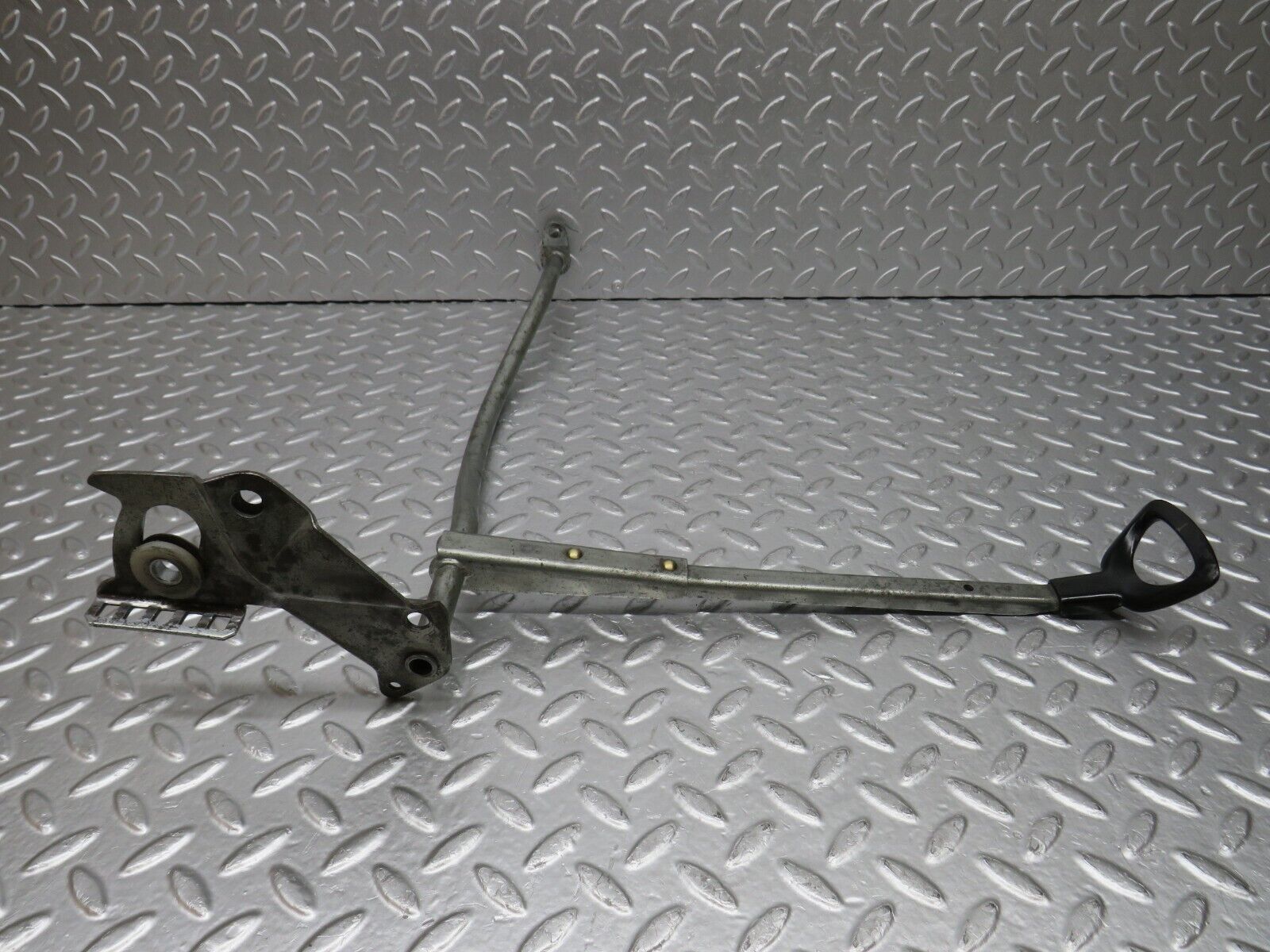 33205 Mercedes-Benz C107 R107 Front Left Seat Sliding Adjust Handle