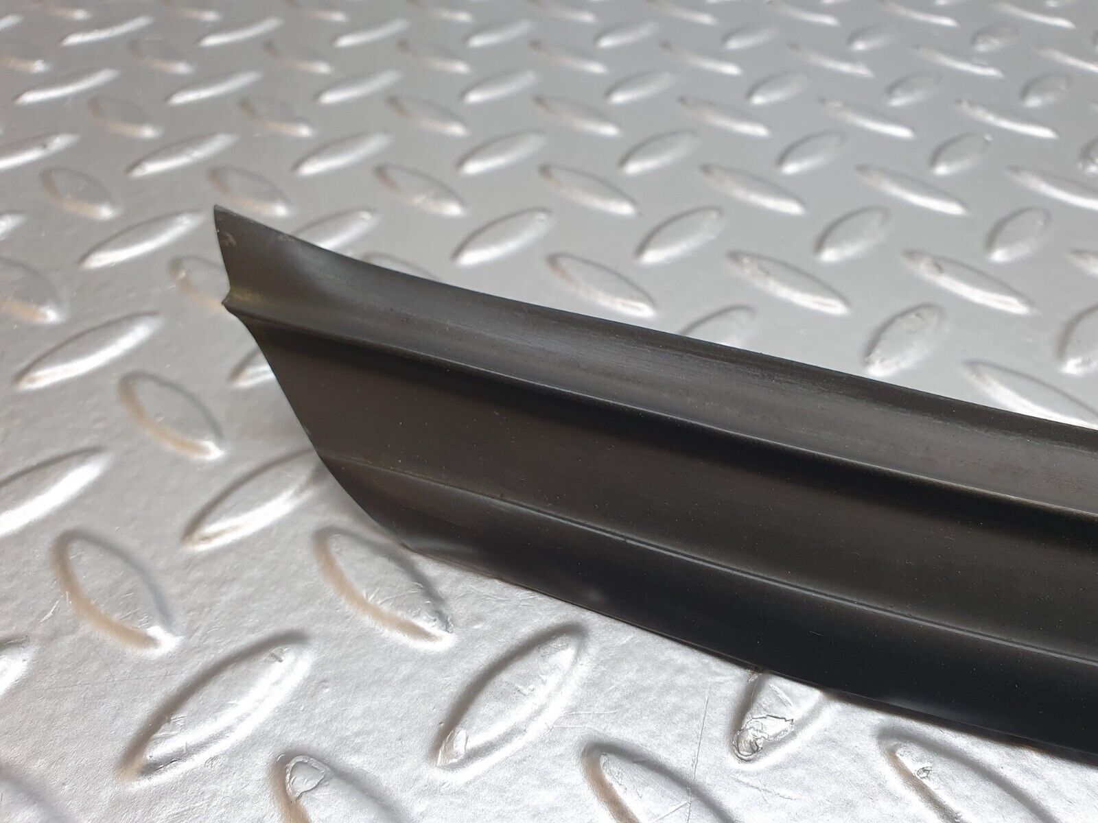 41714 Mercedes-Benz W124 200E Rear Windscreen Lower Rubber Seal