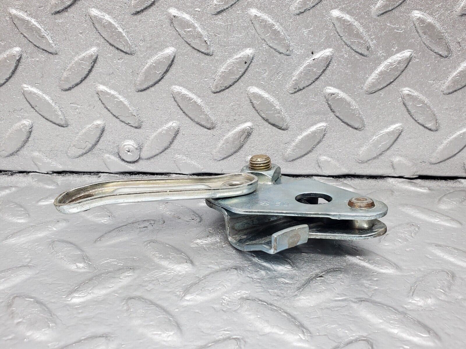 45882 Mercedes-Benz W126 420SE Front Left Seat Belt Bracket