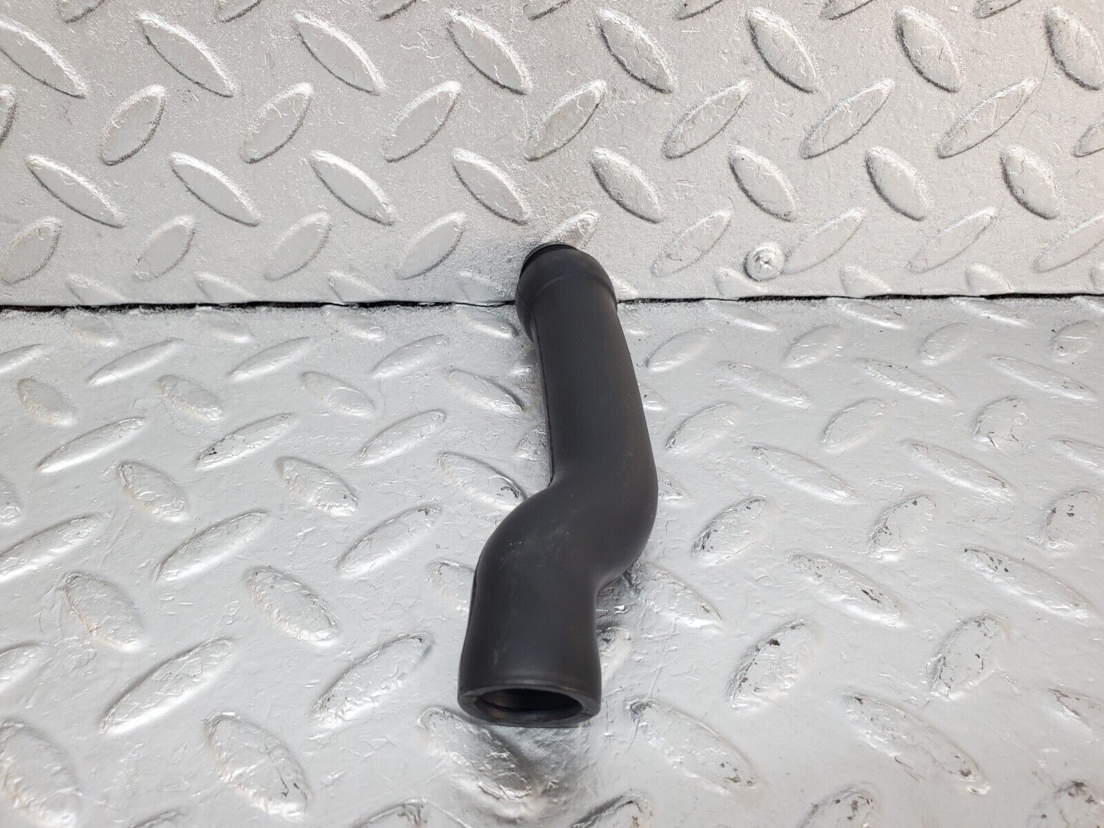 44745 Mercedes-Benz W124 220E Crank Case Breather Hose 1110180182