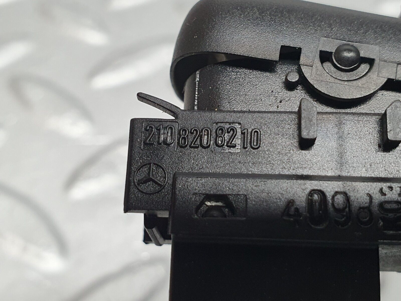 42047 Mercedes-Benz W202 C200 Electric Window Switch 2108208210