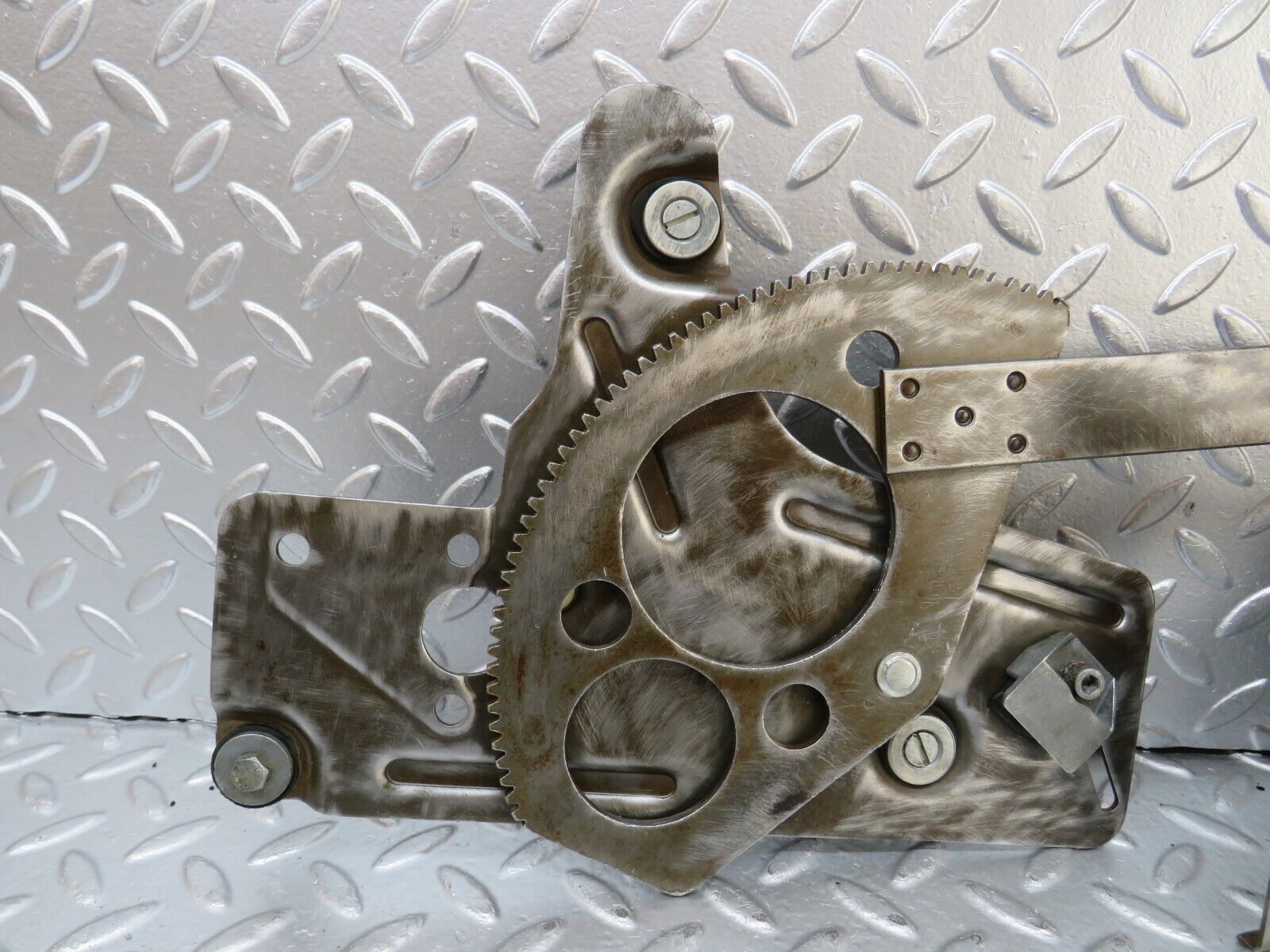 25083 Mercedes-Benz C107 Rear Right Power Window Regulator 1076701003