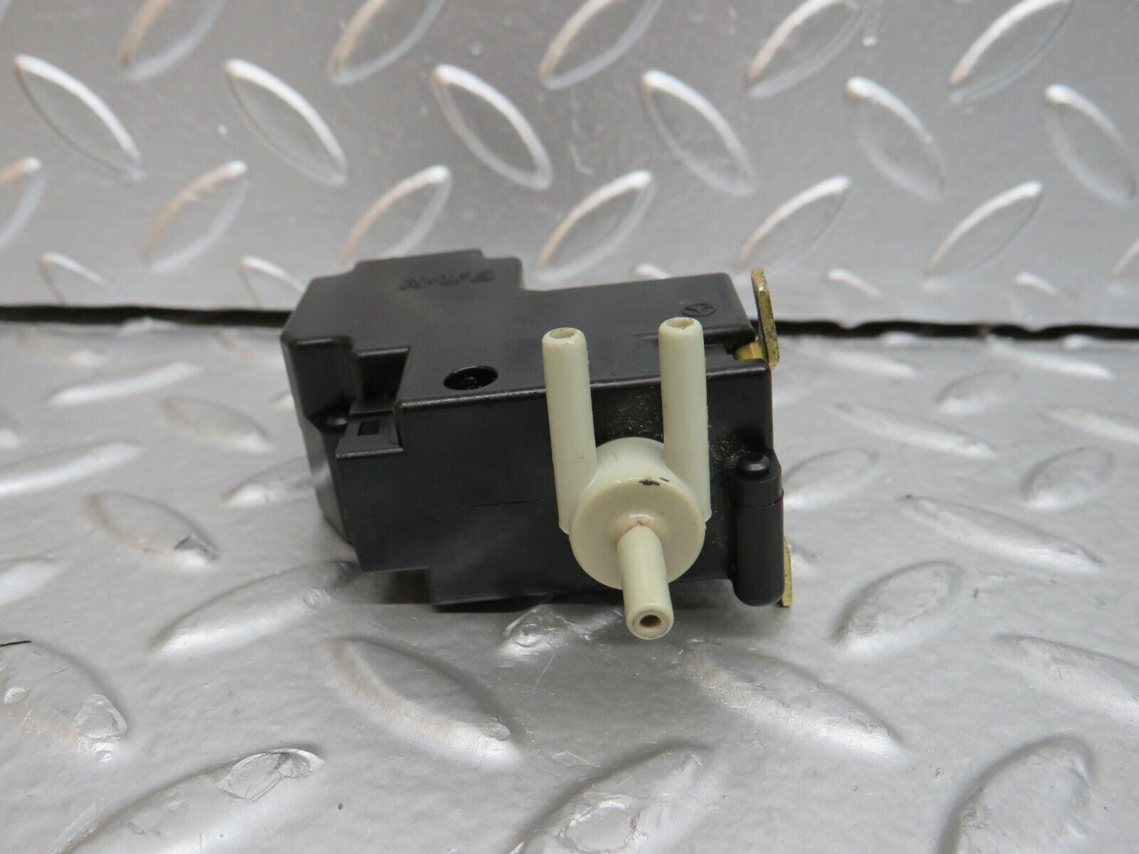 29569 Mercedes-Benz W124 230E Vacuum Valve
