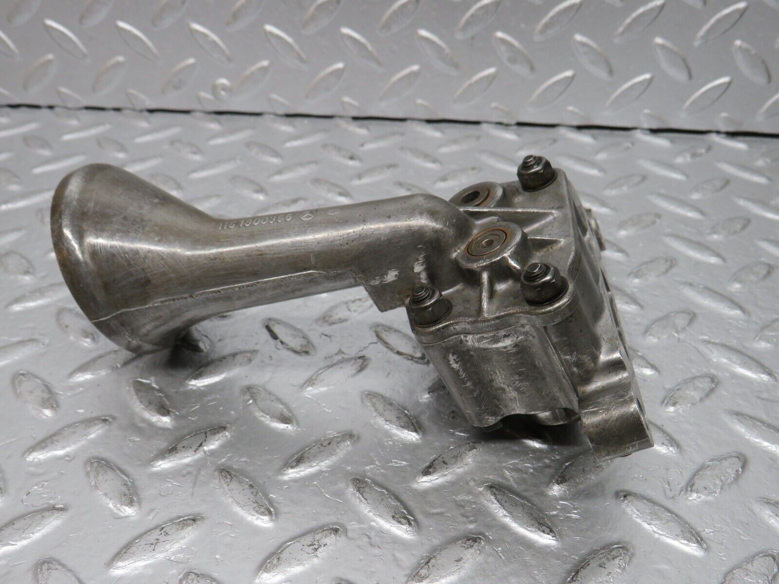 32785 Mercedes-Benz C107 R107 350 V8 Oil Pump 1161800502 1161800355