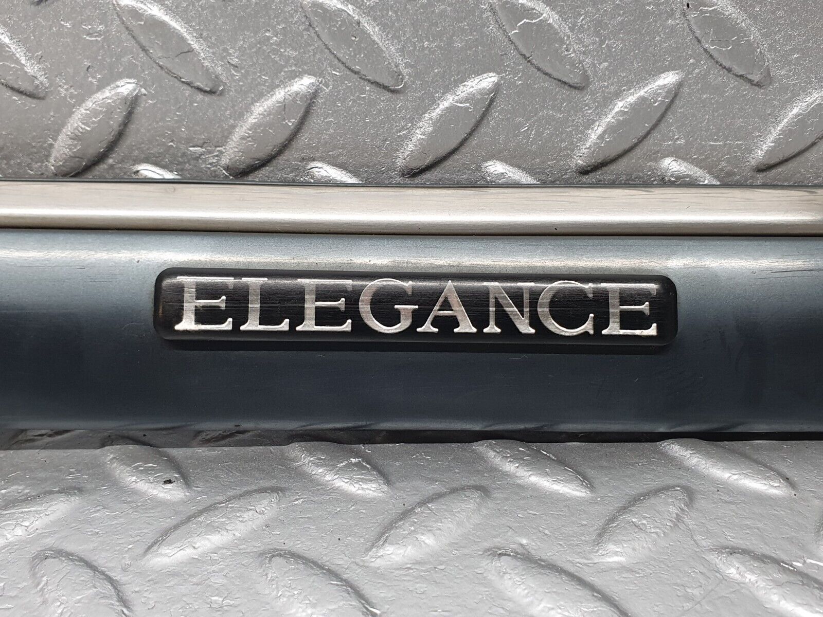 41803 Mercedes-Benz W202 C200 Front Left Fender Wing Centre Moulding 2026909162