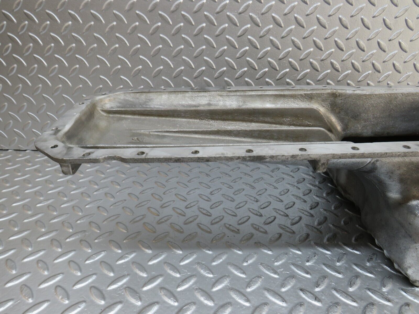 32845 Mercedes-Benz C107 R107 350 V8 Oil Pan Oil Sump 1160102913