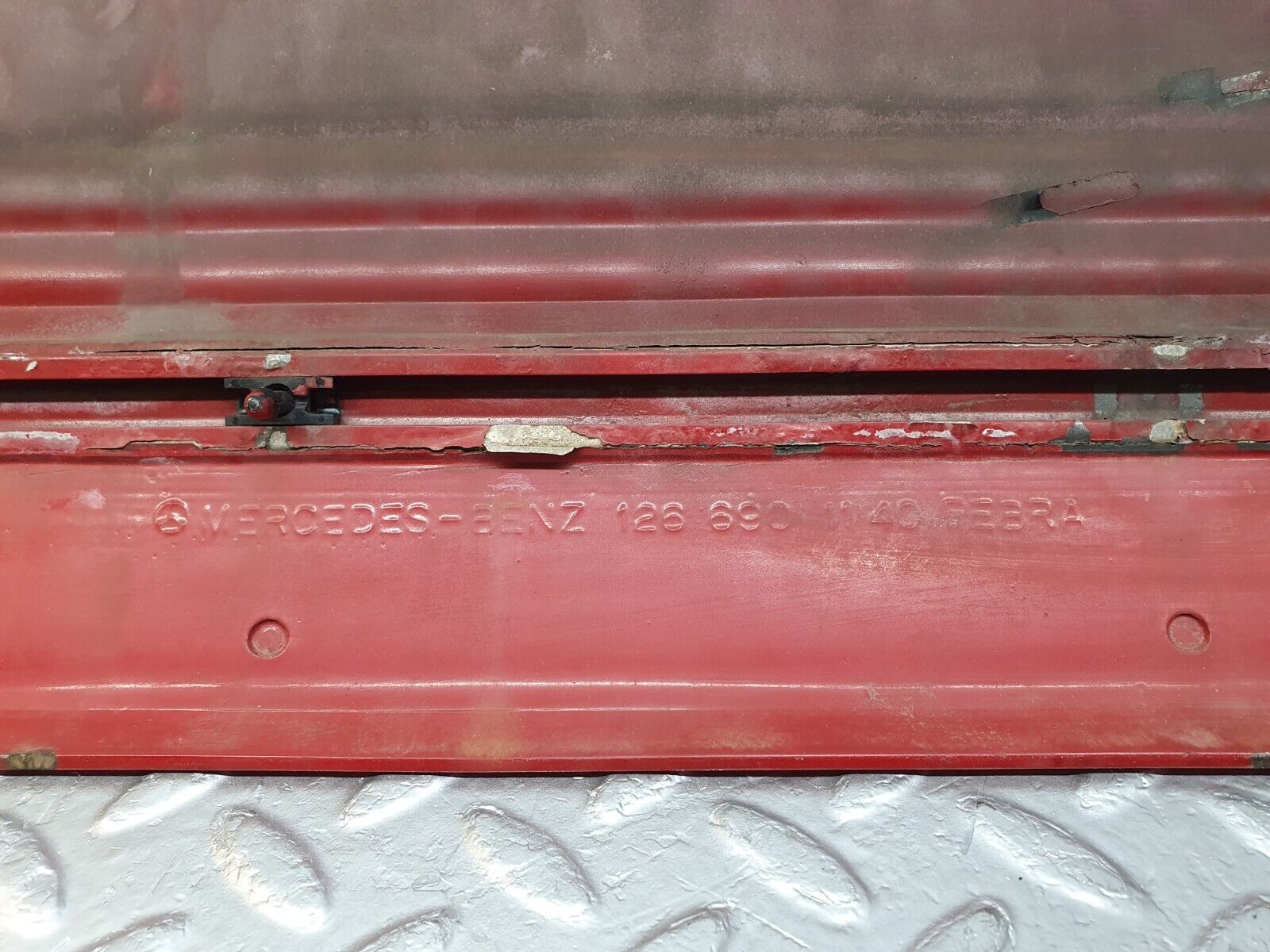 43789 Mercedes-Benz C126 380SEC Coupe Left Door Lower Moulding Trim 1266901140