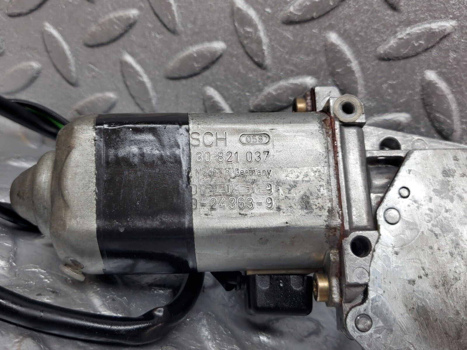 45763 Mercedes-Benz W126 420SE Rear Left Window Regulator Motor 0130821037