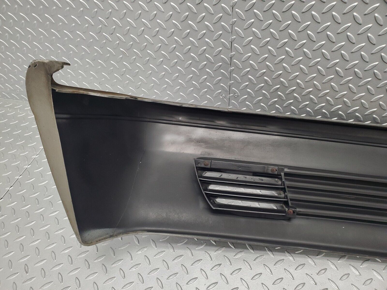 46099 Mercedes-Benz W126 420SE Front Bumper 1268802440 1268800205