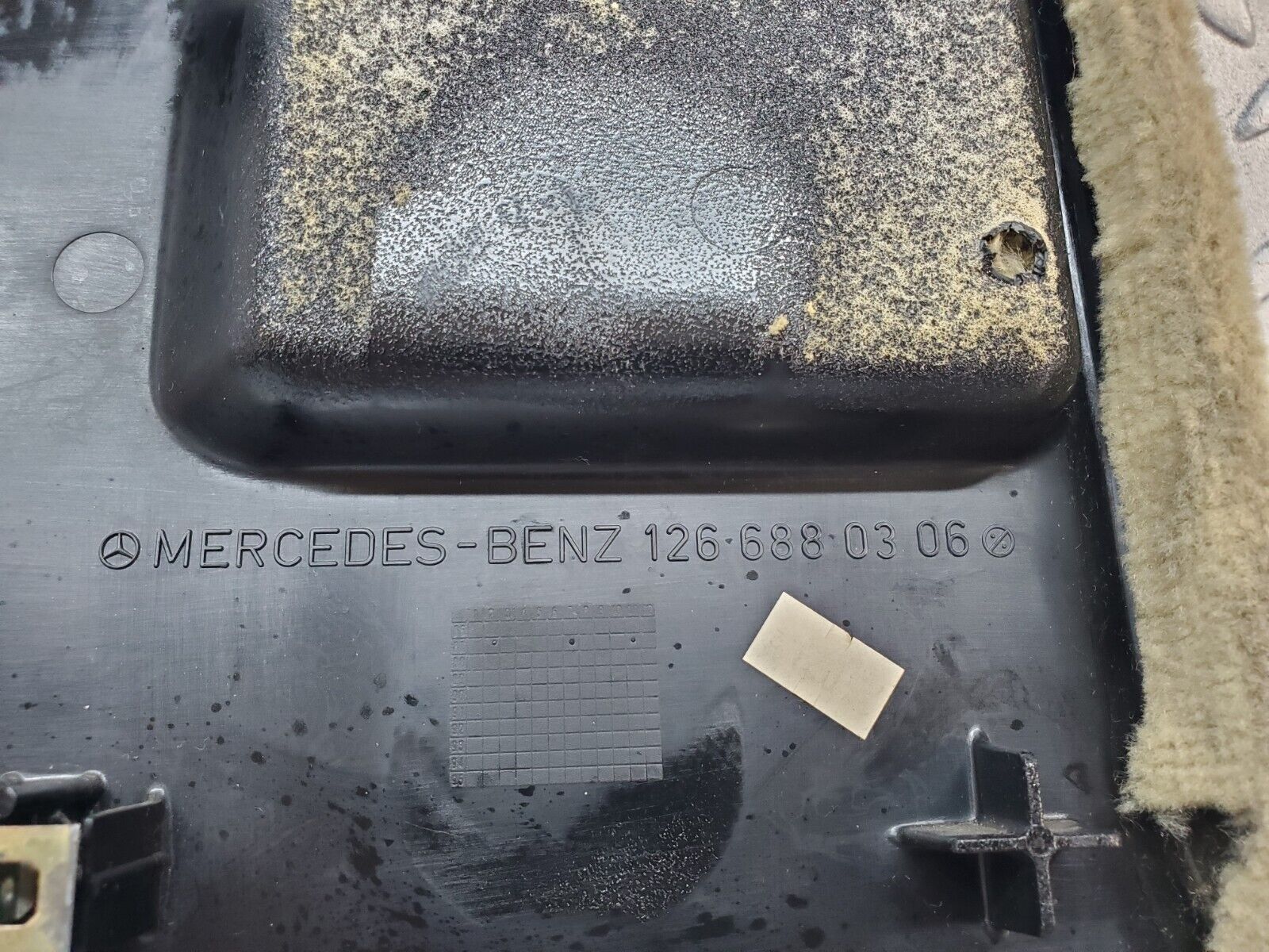 45693 Mercedes-Benz W126 420SE Kick Panel Left Side Beige 1266880306