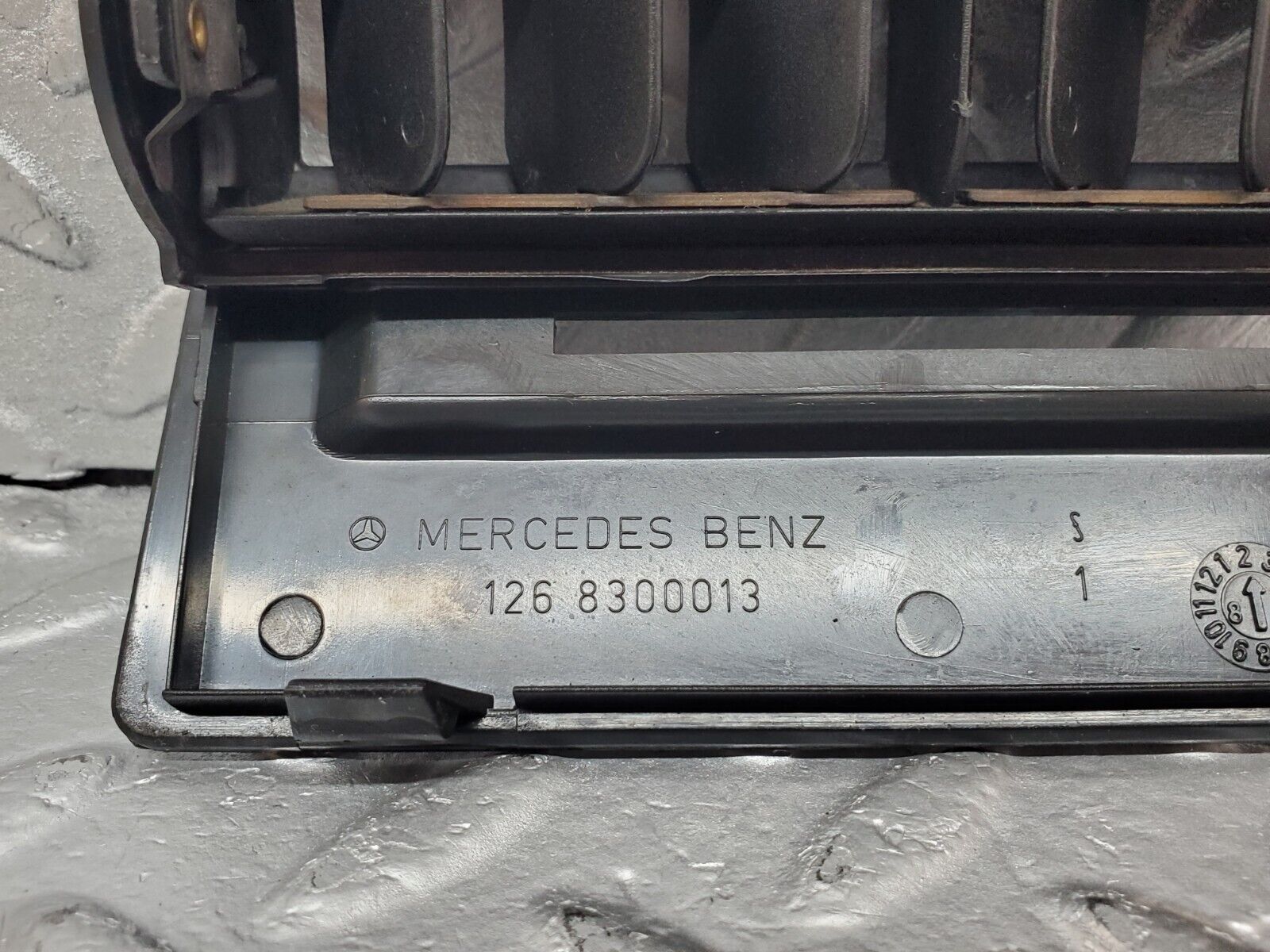 45584 Mercedes-Benz W126 420SE Centre Console Air Vent 1268300013