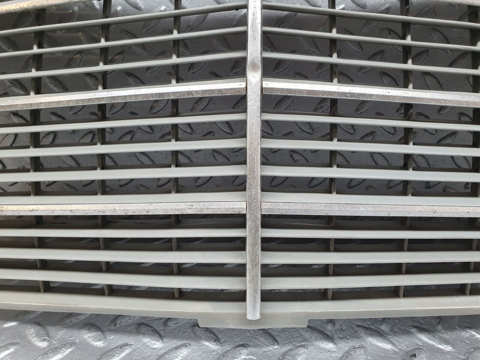 44103 Mercedes-Benz C123 230CE Coupe Bonnet Grill