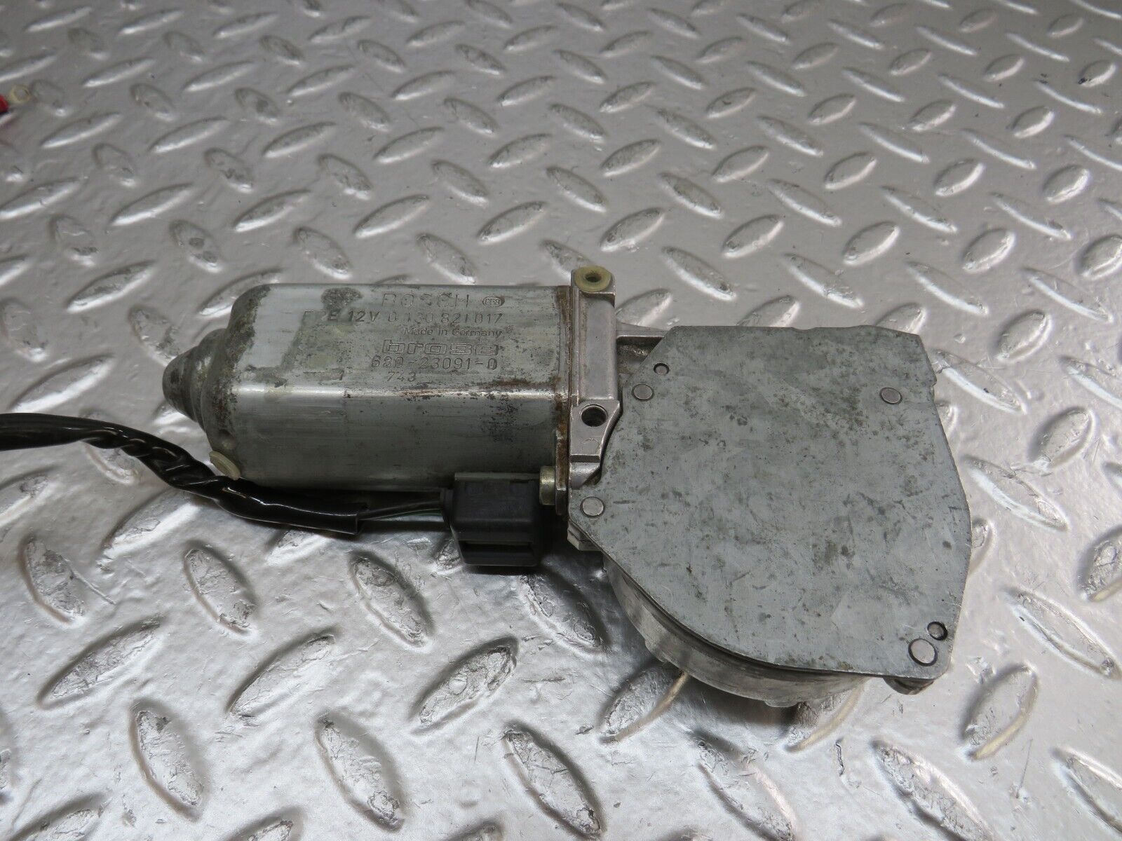 25090 Mercedes-Benz C107 Rear Left Window Regulator Motor 0130821017