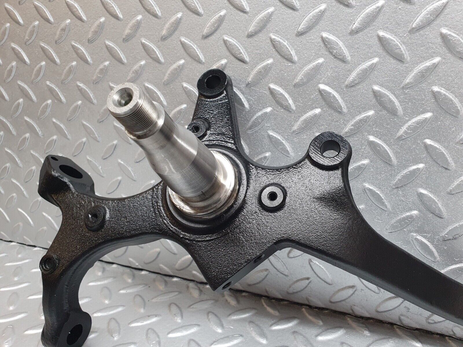 42028 Mercedes-Benz W202 C200 Front Left Steering Knuckle 2021401