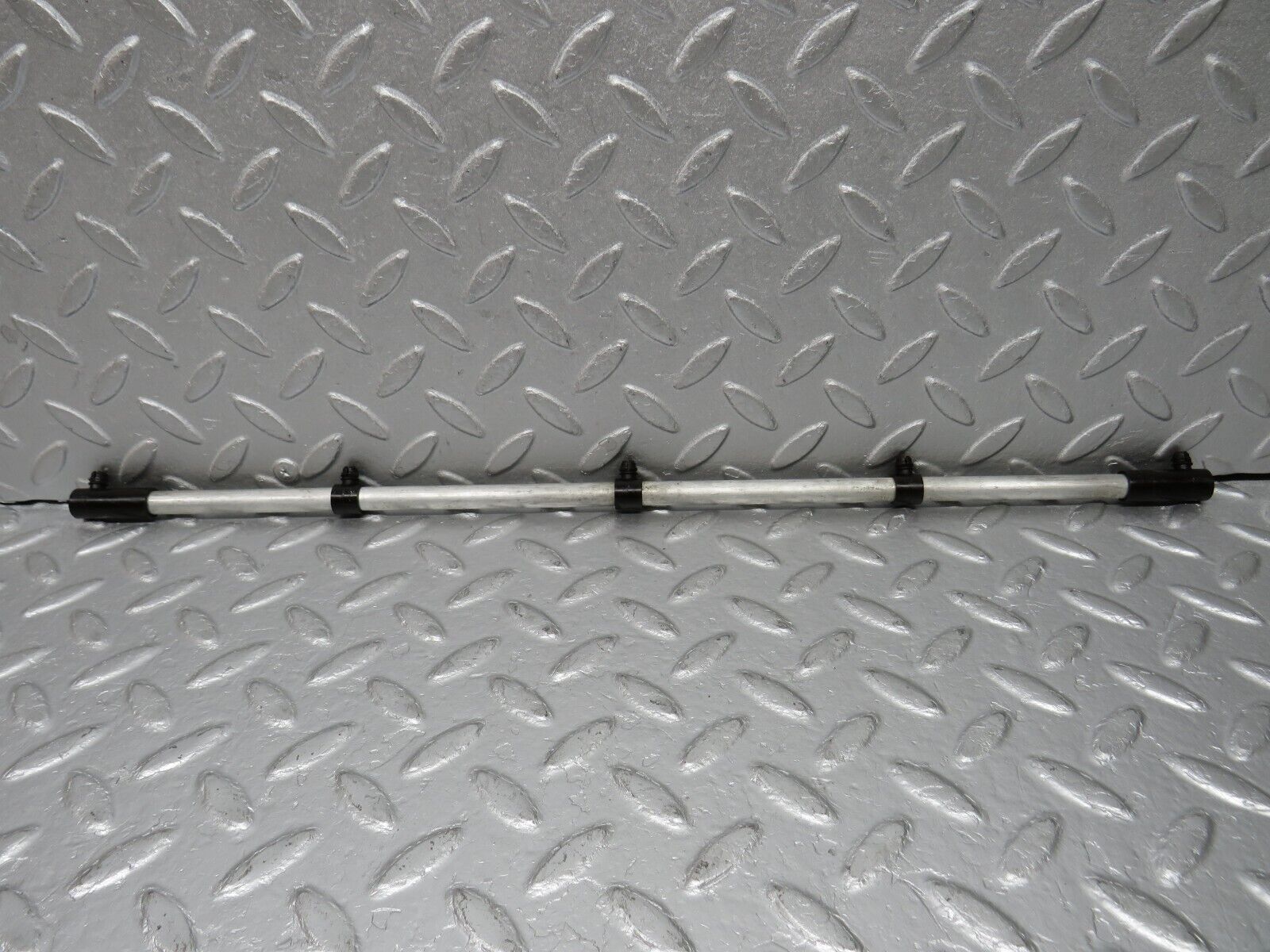 39157 Mercedes-Benz R107 500SL Camshaft Oil Tube