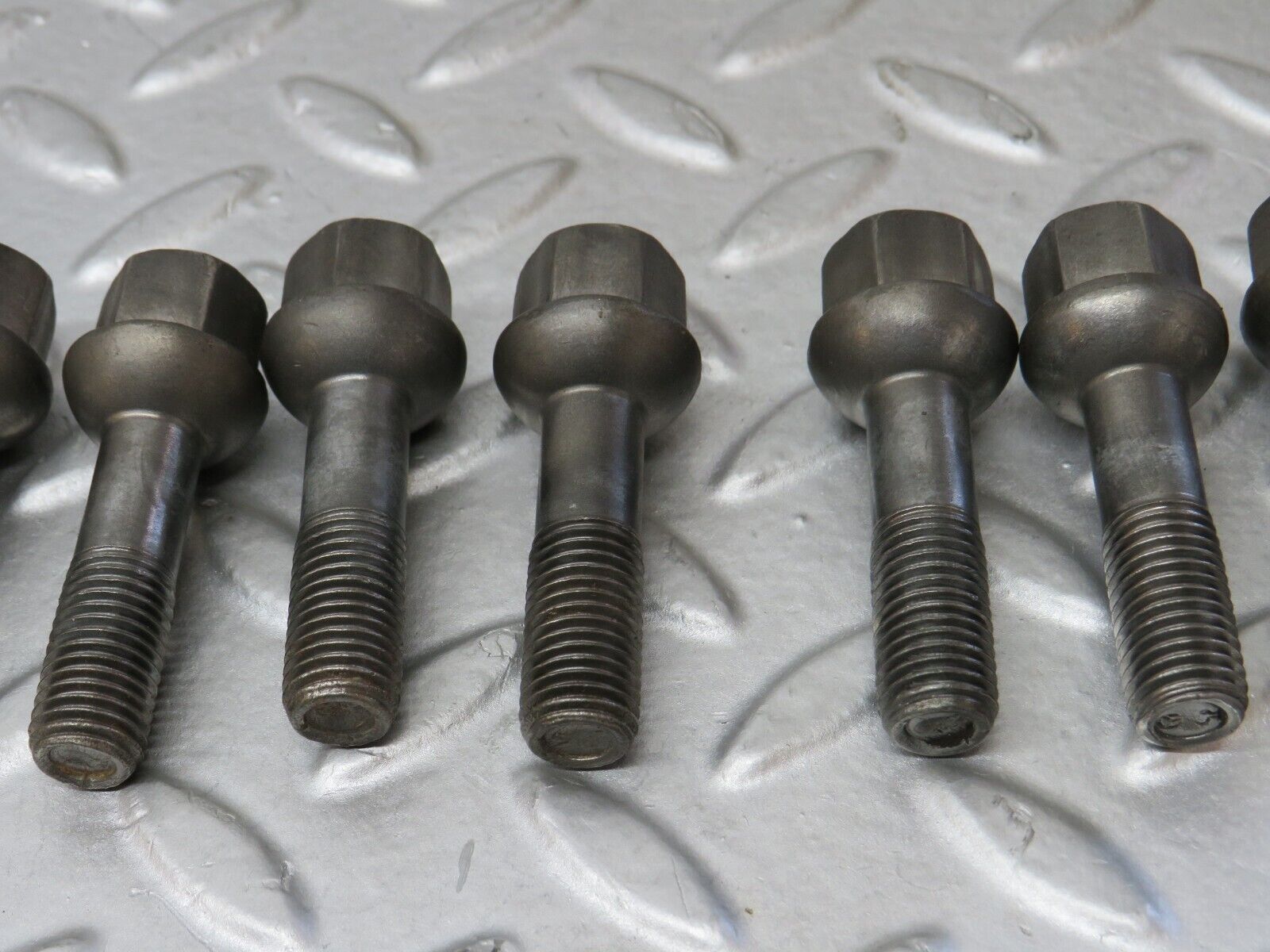 37998 Mercedes-Benz A124 Cabriolet Alloy Wheel Lug Bolt Set With Locking Bolts M12x1.5