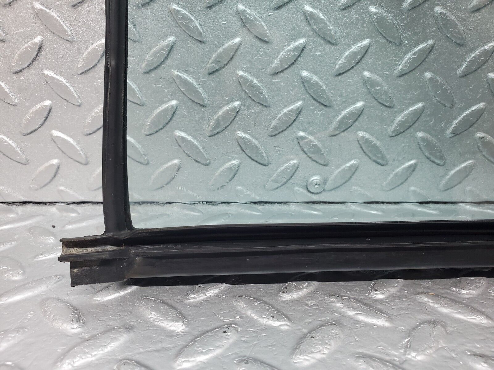 45804 Mercedes-Benz W126 420SE Rear Right Quarter Window Glass 1267350224