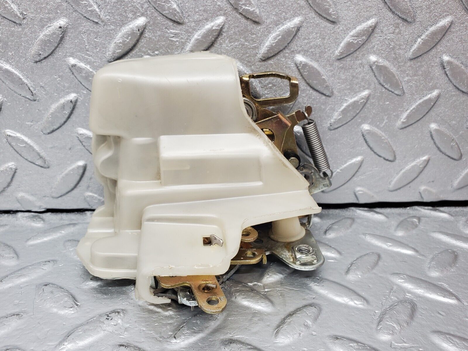 45621 Mercedes-Benz W126 420SE Front Left Door Lock Mechanism 1237230108