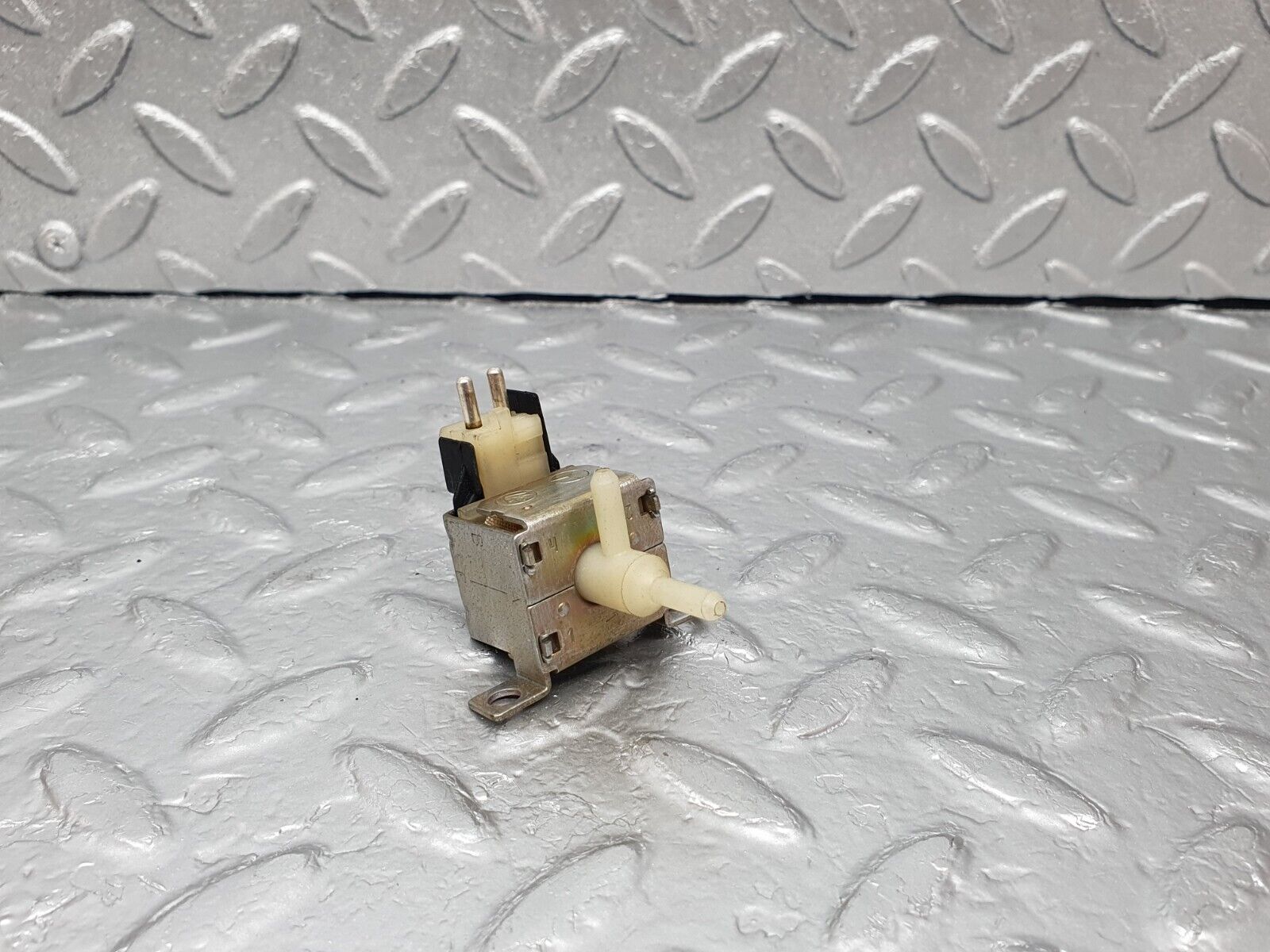 43543 Mercedes-Benz C126 380SEC Coupe Solenoid Vacuum Valve