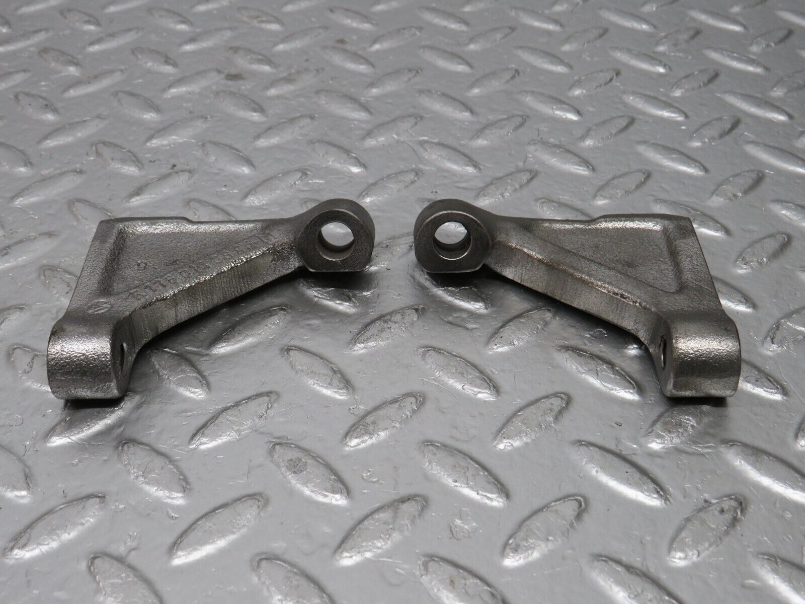 32952 Mercedes-Benz C107 R107 Engine Mount Bracket Pair 1160110895 1160110995