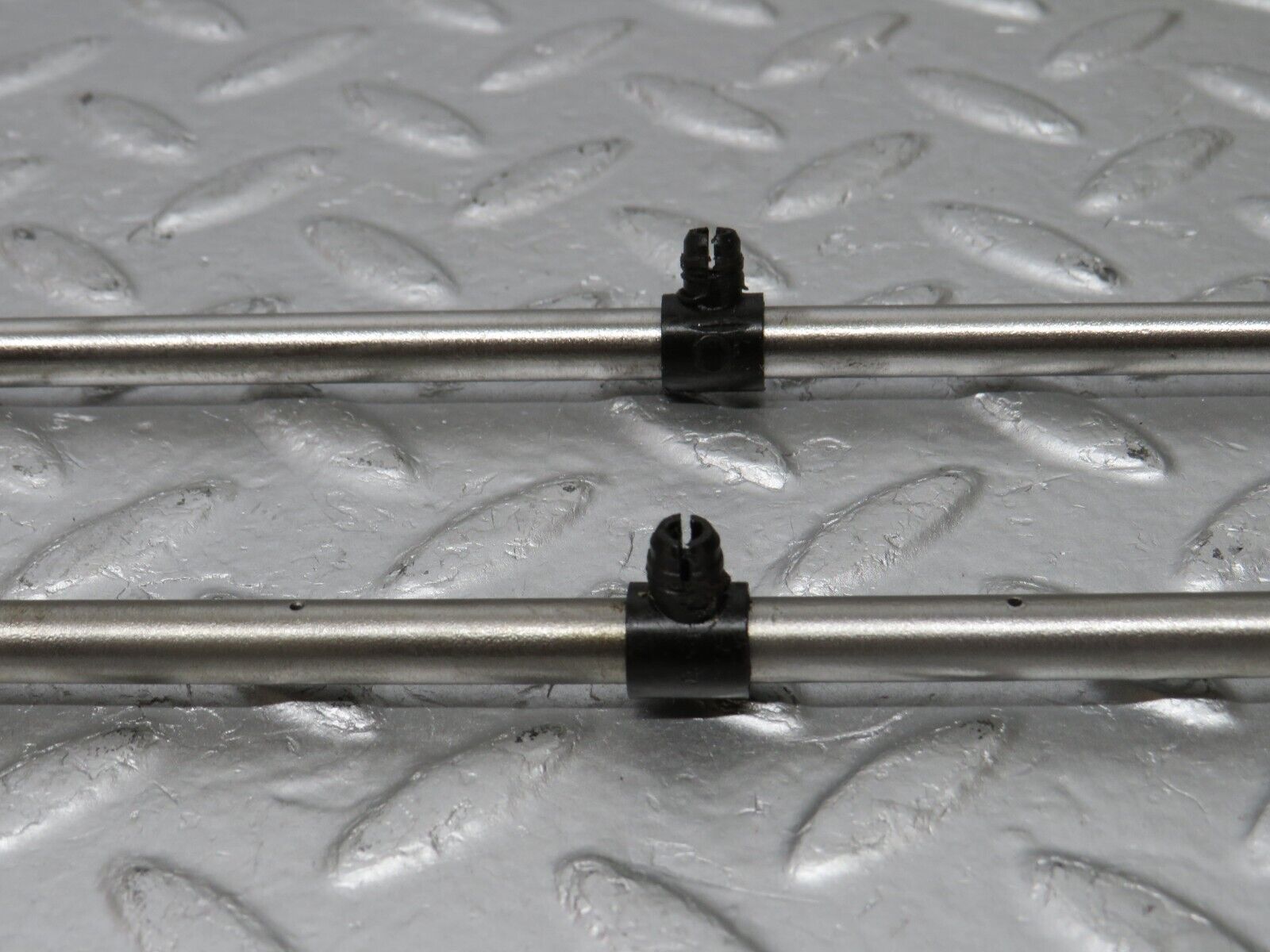 32819 Mercedes-Benz C107 R107 350 V8 Camshaft Oil Tube