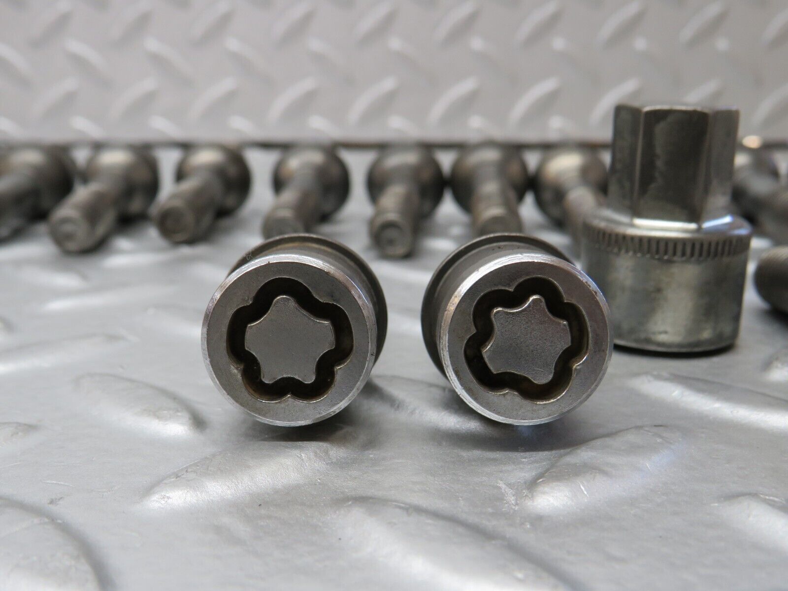 37998 Mercedes-Benz A124 Cabriolet Alloy Wheel Lug Bolt Set With Locking Bolts M12x1.5