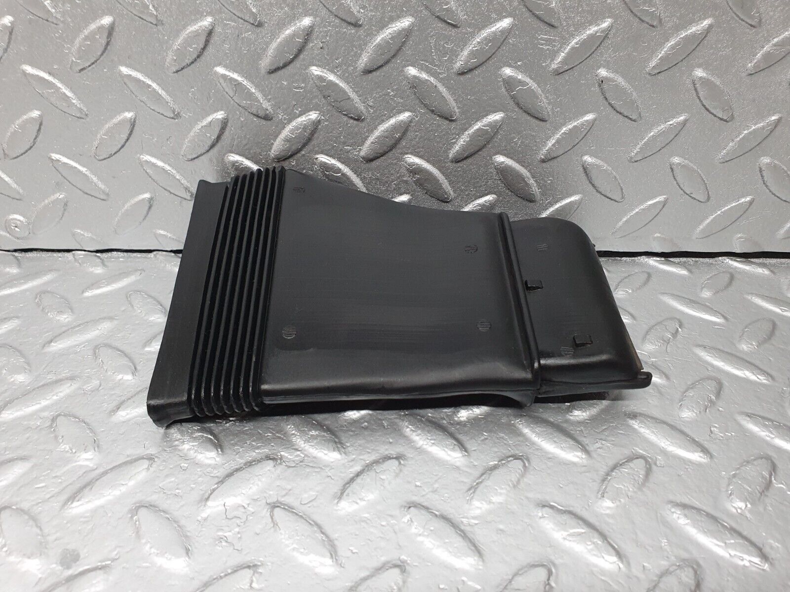 41825 Mercedes-Benz W202 C200 Air Duct Pipe 2028300425