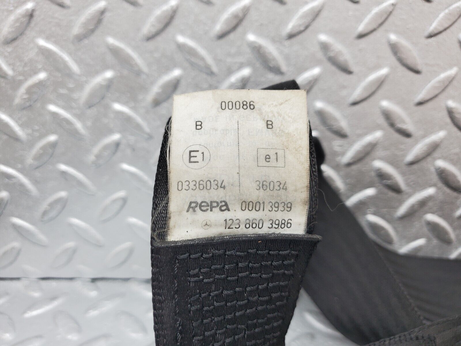 44521 Mercedes-Benz W123 280E Rear Seat Belt Set With Buckles 1268608985 1238603986 1238607369