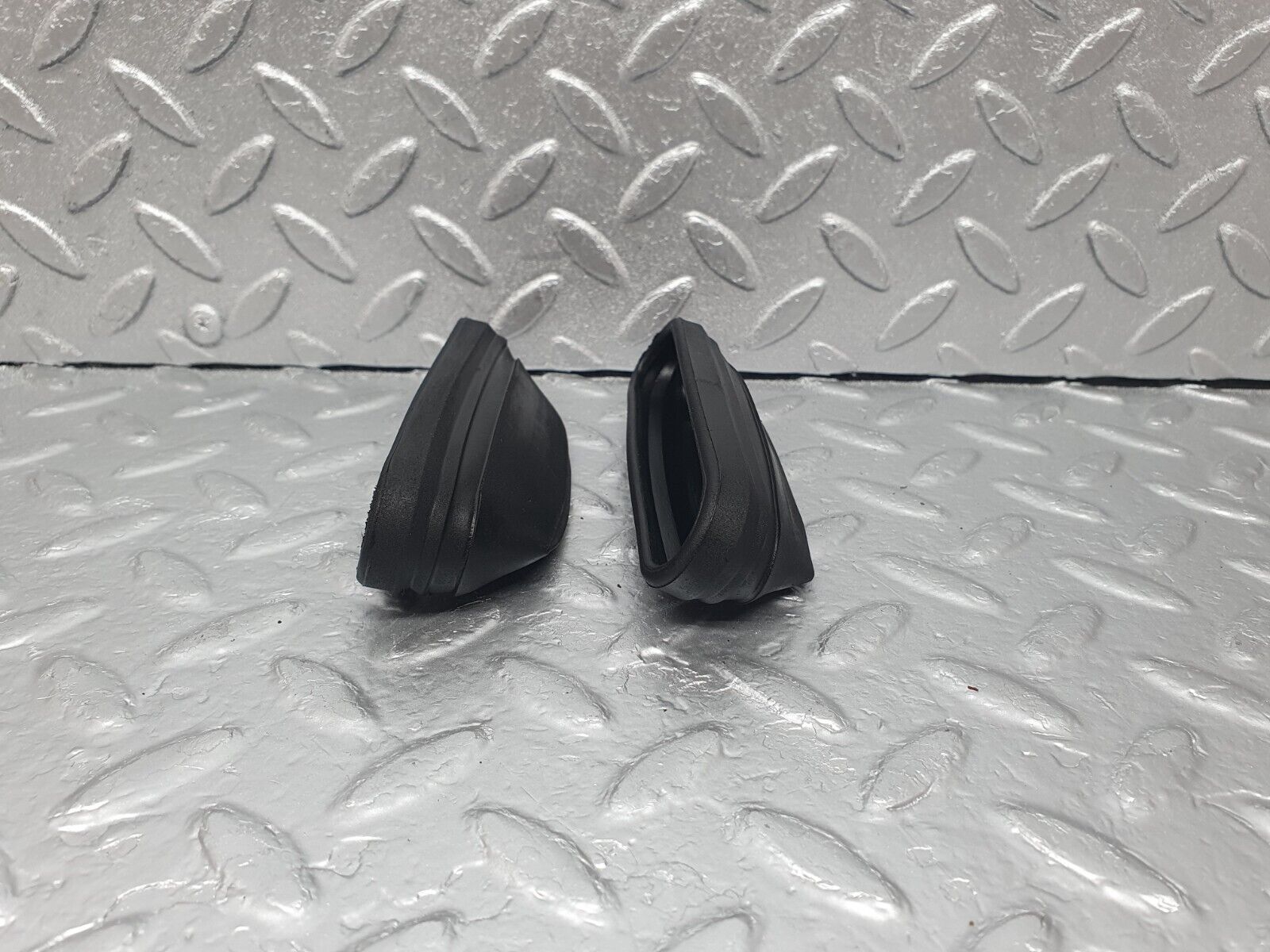 43532 Mercedes-Benz C126 380SEC Coupe Dashboard Centre Air Vent Rubber 2x 1269970181