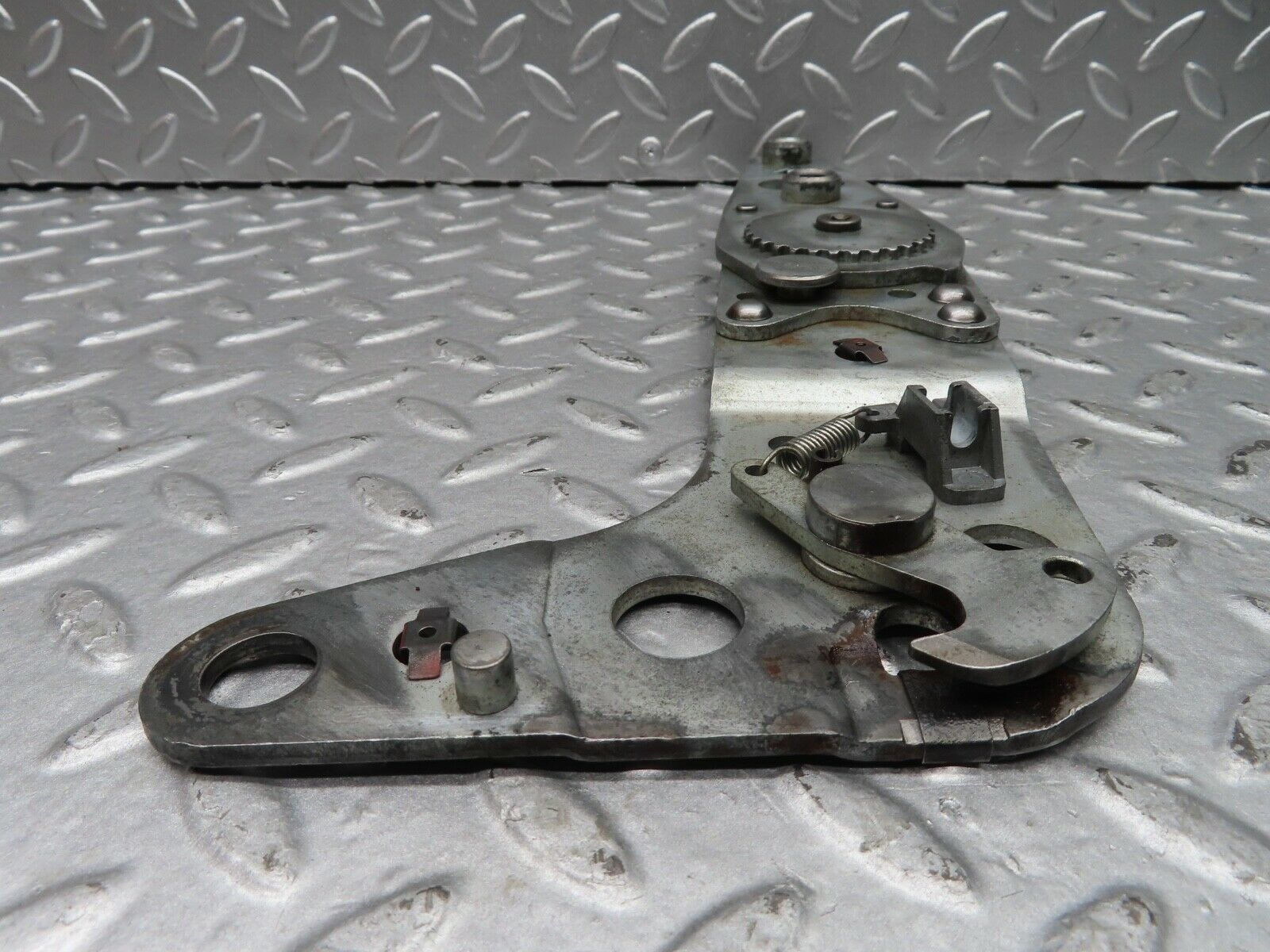 20552 Mercedes-Benz R107 450SL Front Right Seat Hinge 0009108086