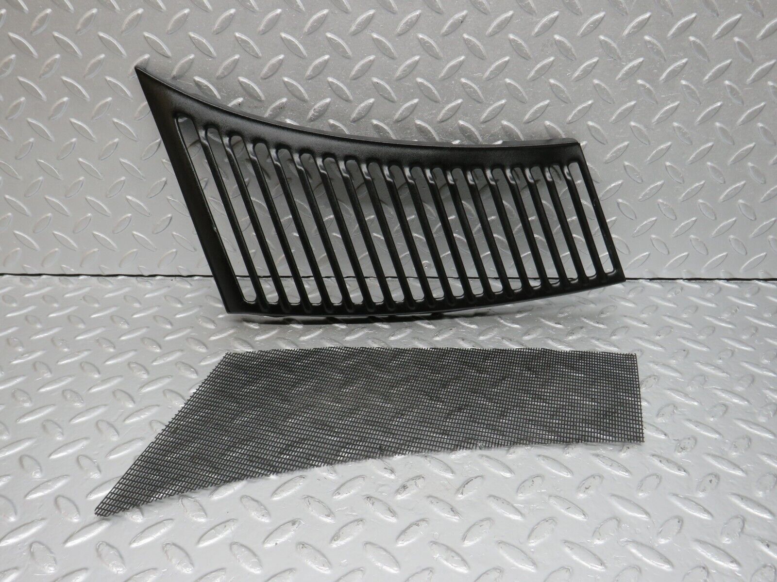 40080 Mercedes-Benz R107 350SL Air Intake Grill Right Side