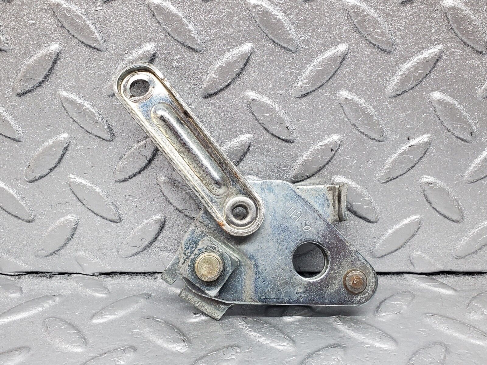 45881 Mercedes-Benz W126 420SE Front Right Seat Belt Bracket