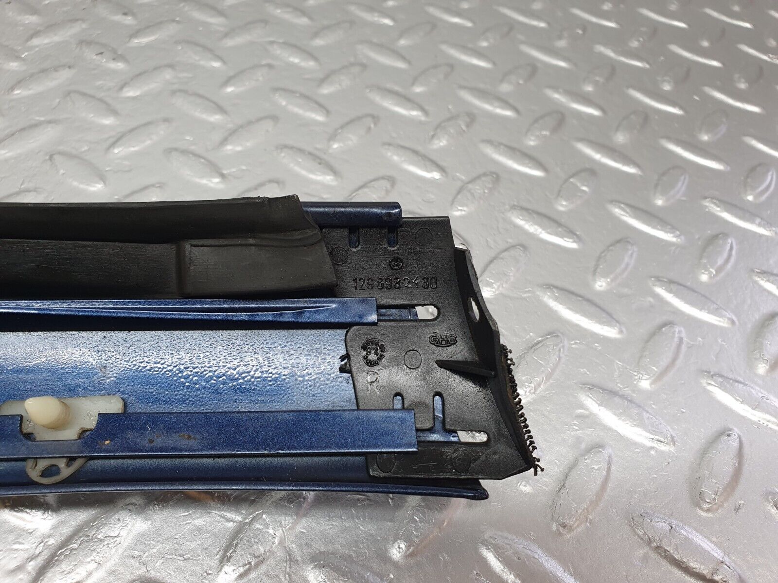 42207 Mercedes-Benz R129 320SL Coupe A Pillar Exterior Trim Cover Right 1296982430