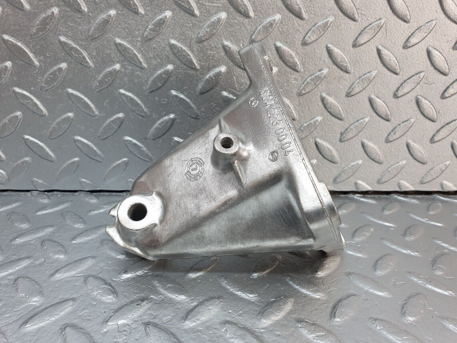 41888 Mercedes-Benz W202 C200 Engine Mount Bracket Right Side 6042230004