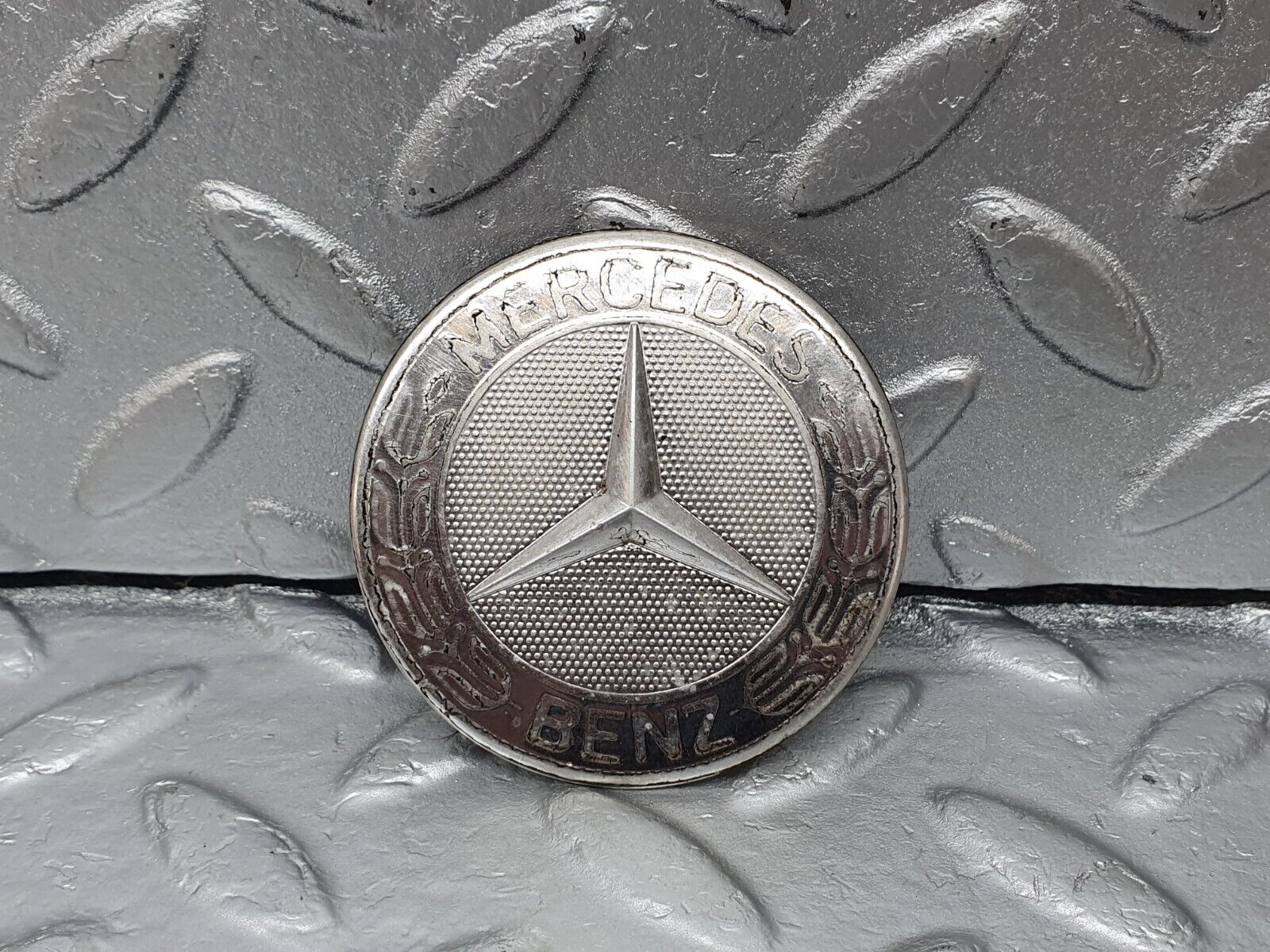42539 Mercedes-Benz R129 320SL Coupe Bonnet Badge Emblem 1298880116
