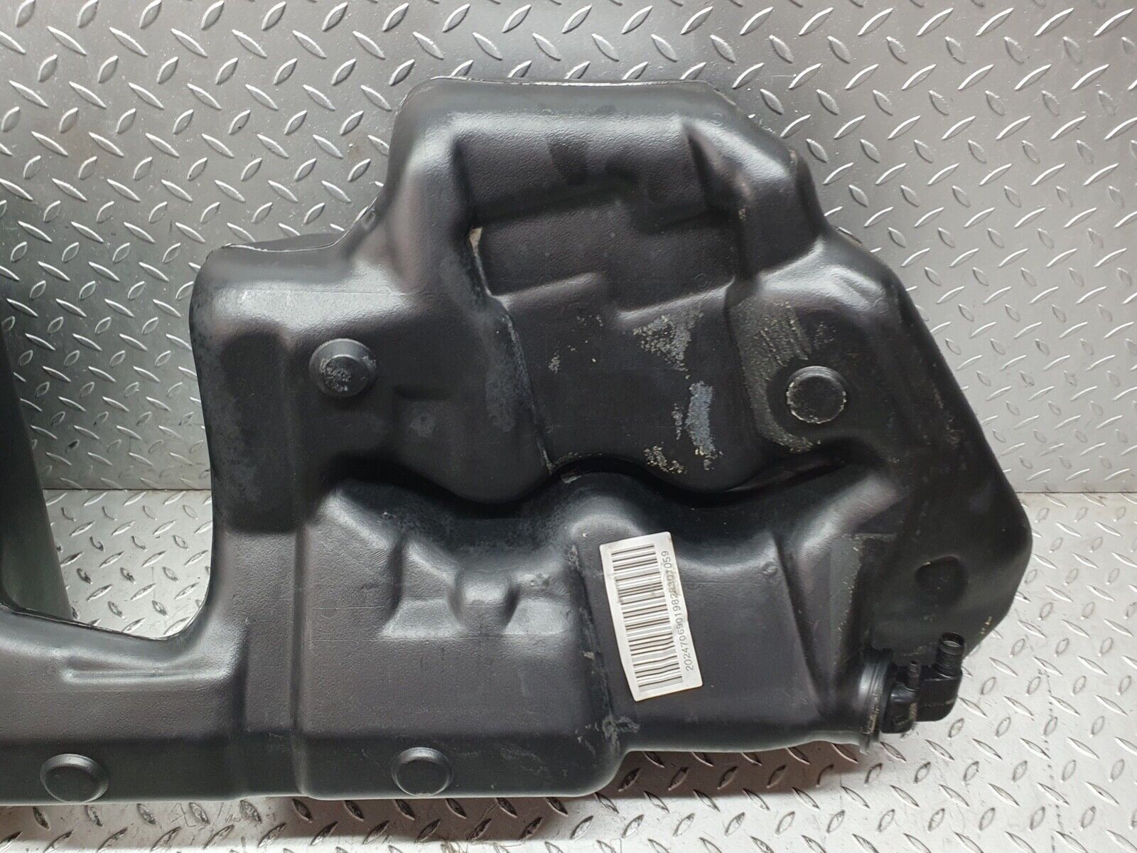 41999 Mercedes-Benz W202 C200 Fuel Tank Plastic 2024706901