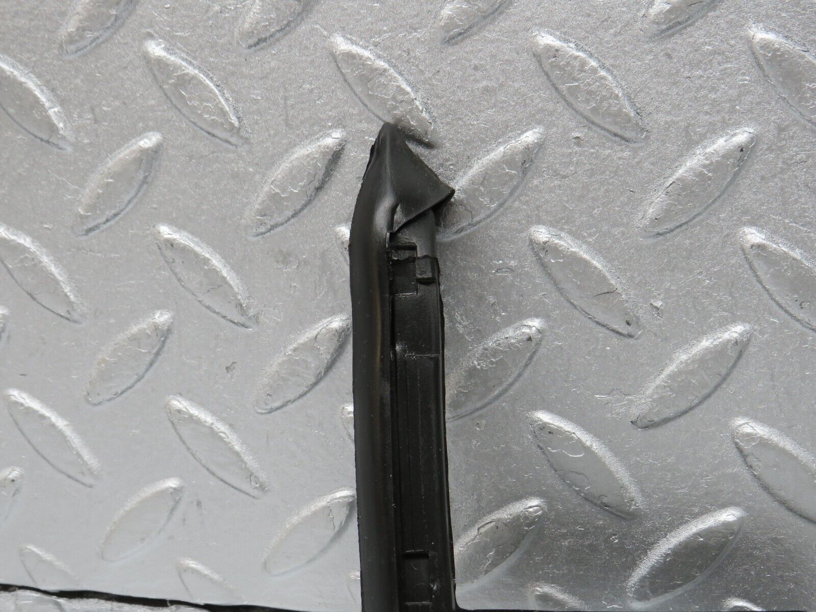 39172 Mercedes-Benz R107 500SL Front Left Rubber Window Guide 1077250125