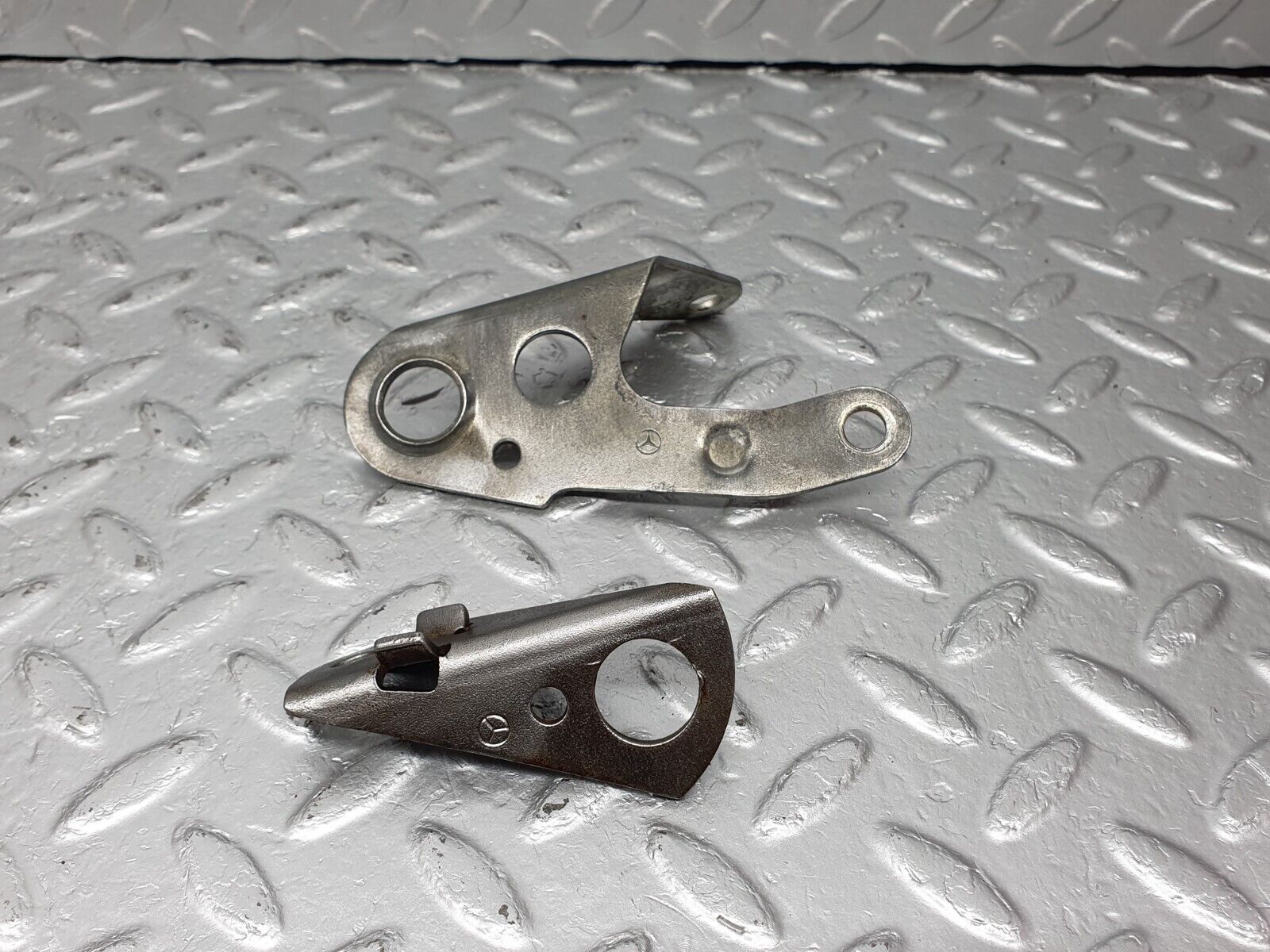 41617 Mercedes-Benz W124 200E Engine Lifting Eyes Hooks