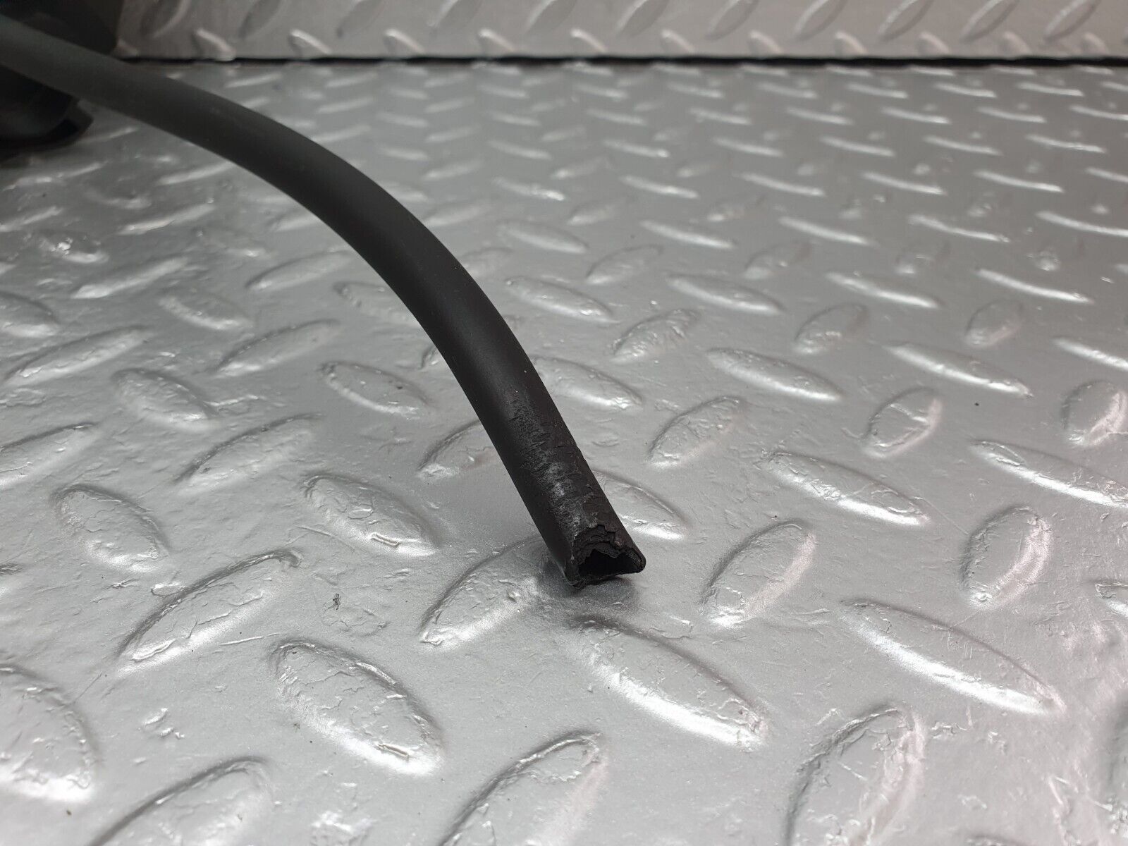 42196 Mercedes-Benz R129 320SL Coupe Roof Folding Lift Cylinder Cover Right 1297700462